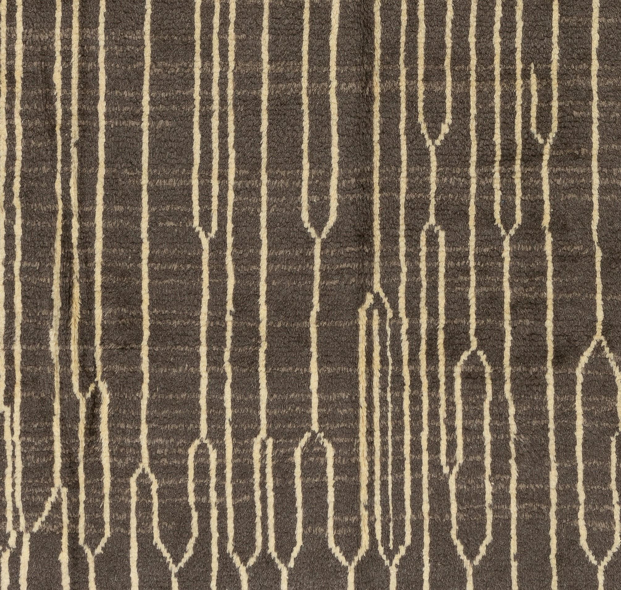 Maßgefertigter moderner handgeknüpfter Tulu-Teppich in Anthrazitgrau und Creme, 100 % Wolle (Türkisch) im Angebot