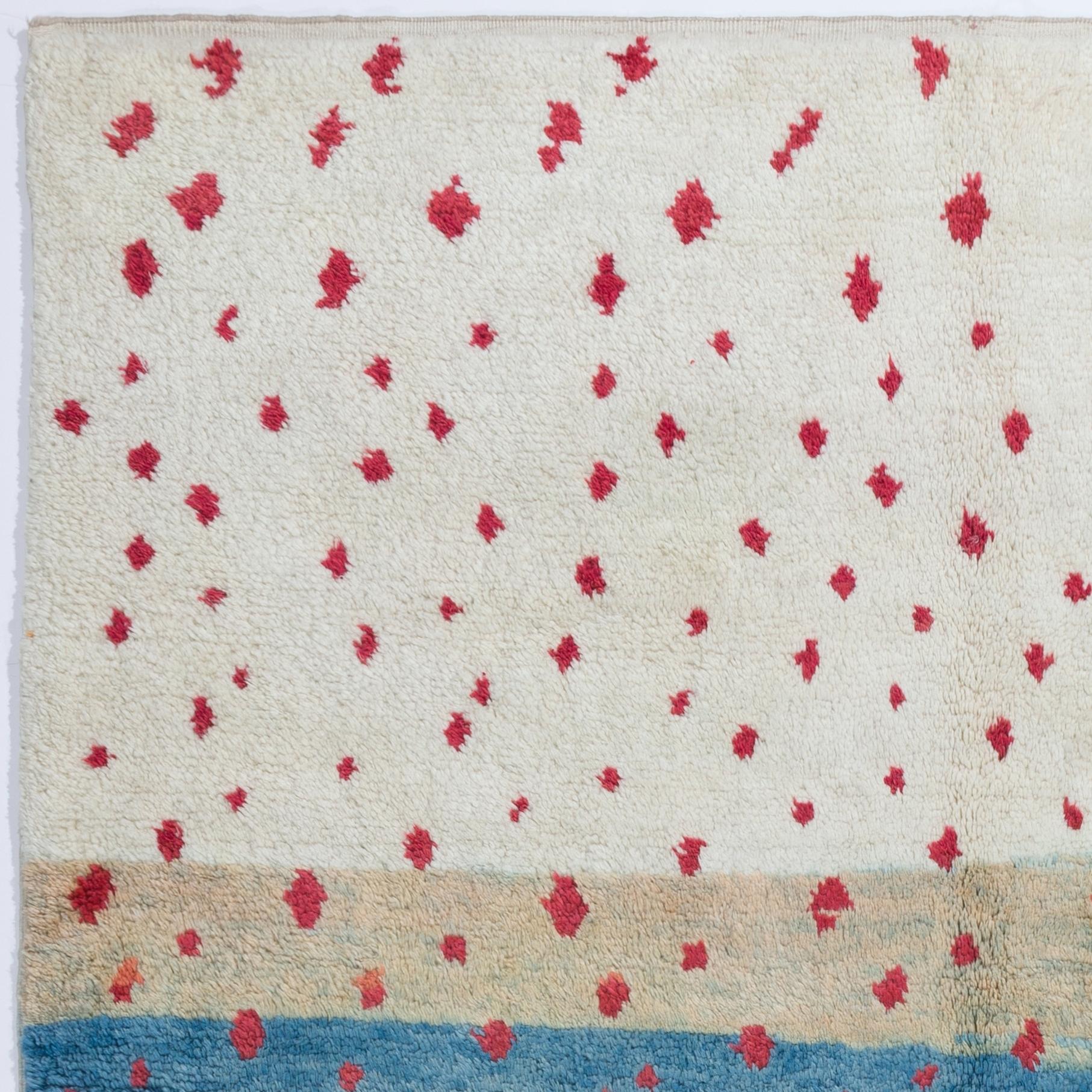 Noué à la main Tapis contemporain au design marocain en couleurs crème, bleu et rouge. Options personnalisées Avlb en vente