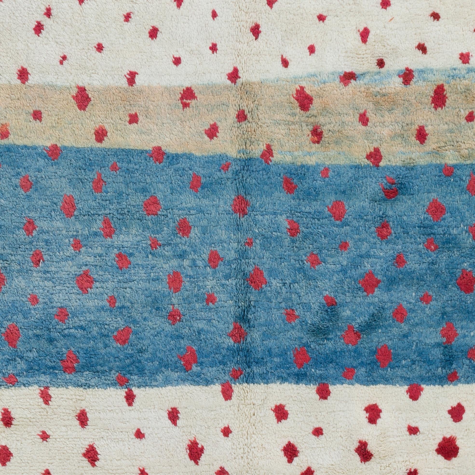 Tapis contemporain au design marocain en couleurs crème, bleu et rouge. Options personnalisées Avlb Neuf - En vente à Spring Valley, NY