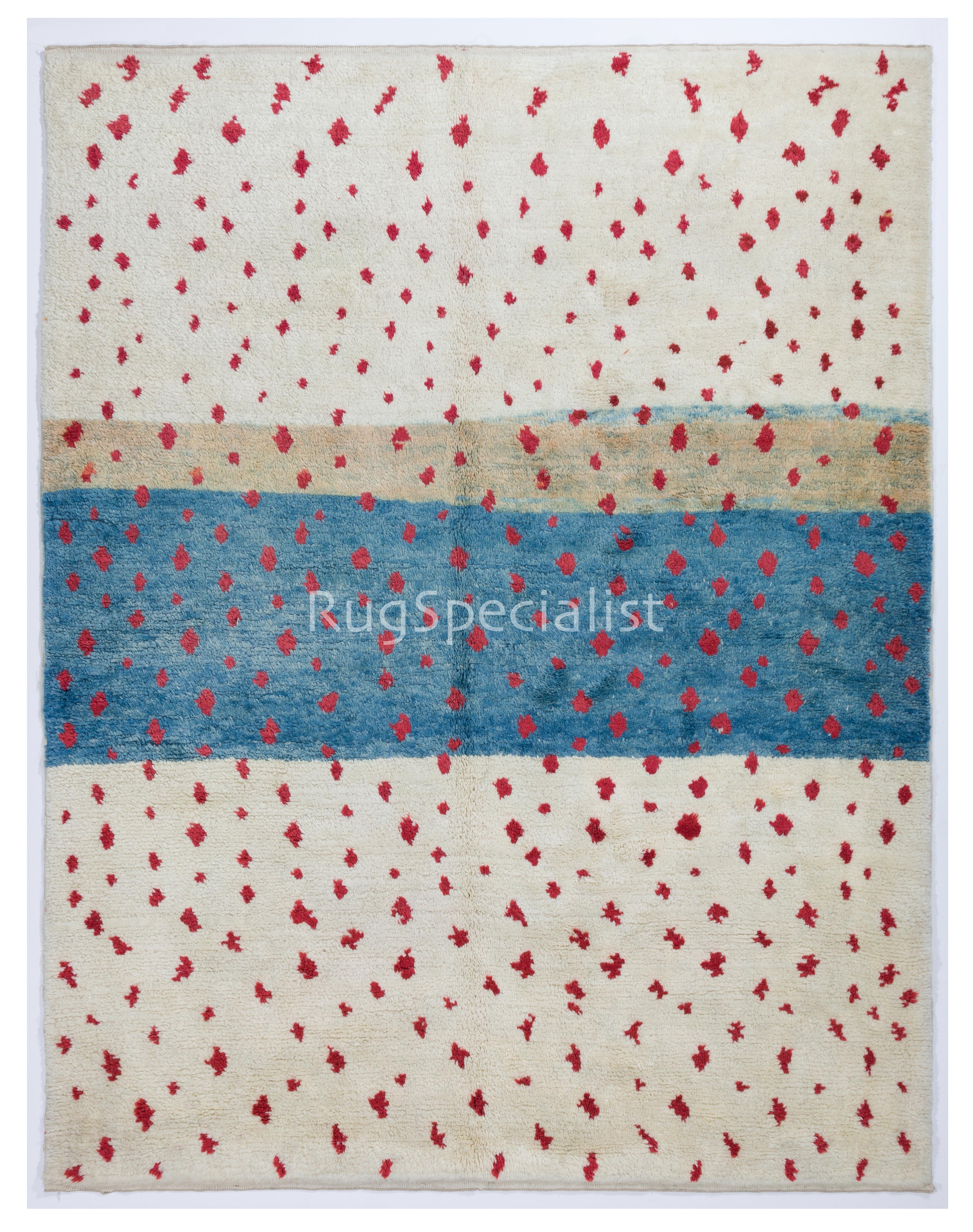 Tapis contemporain au design marocain en couleurs crème, bleu et rouge. Options personnalisées Avlb en vente