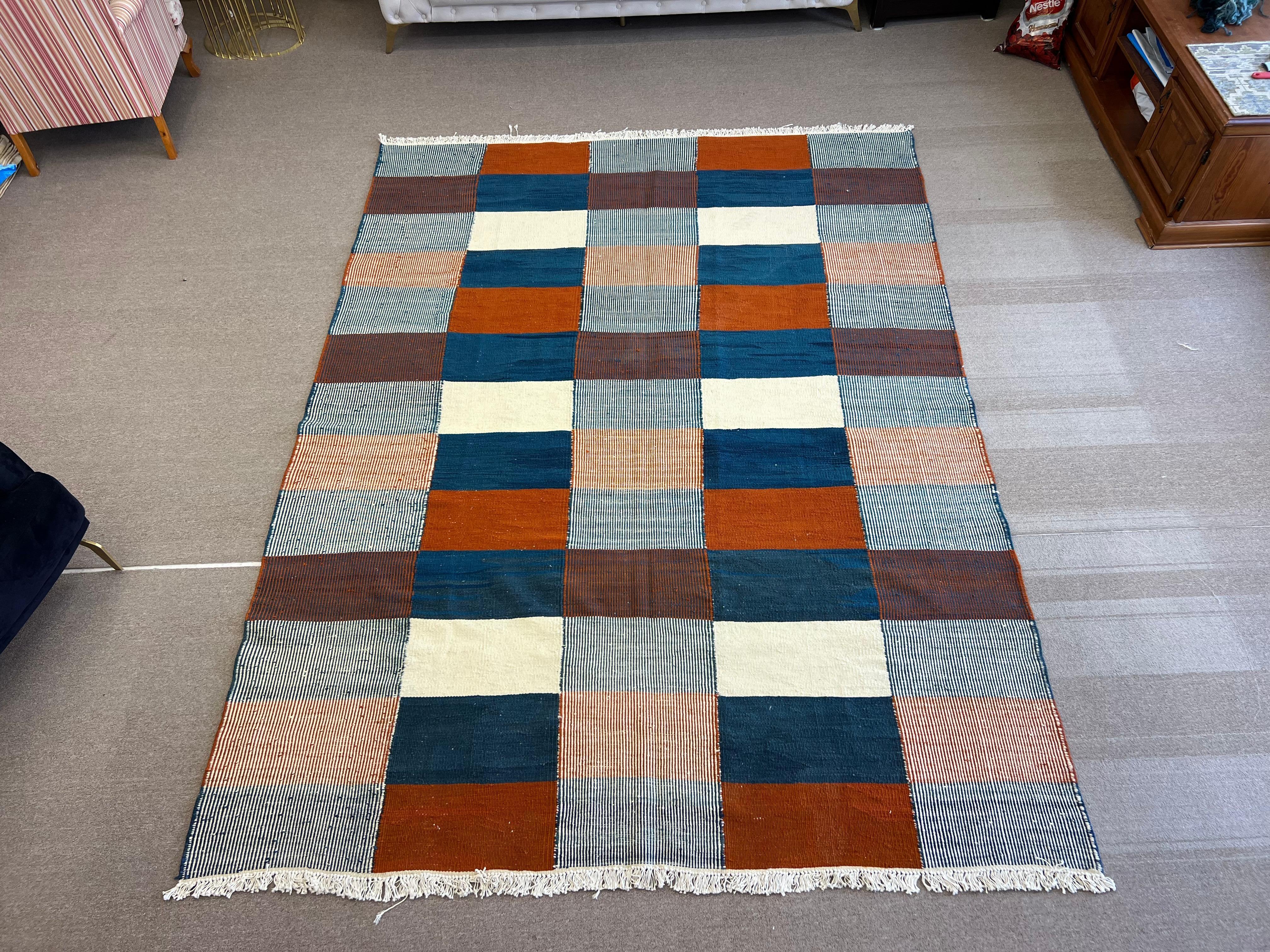 Embrace the simplicity and elegance of Scandinavian design with this flat-weave Turkish kilim rug, crafted with 100% wool. This unique piece beautifully blends Nordic minimalism with traditional Turkish craftsmanship, showcasing geometric patterns