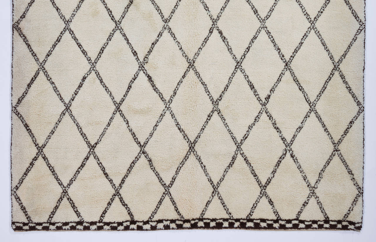 Ein zeitgenössischer handgeknüpfter Teppich aus natürlicher, handgesponnener, ungefärbter elfenbeinfarbener/cremefarbener und brauner Schafwolle.
Der Teppich ist wie abgebildet erhältlich oder kann auf Wunsch in einer anderen Größe, Farbkombination