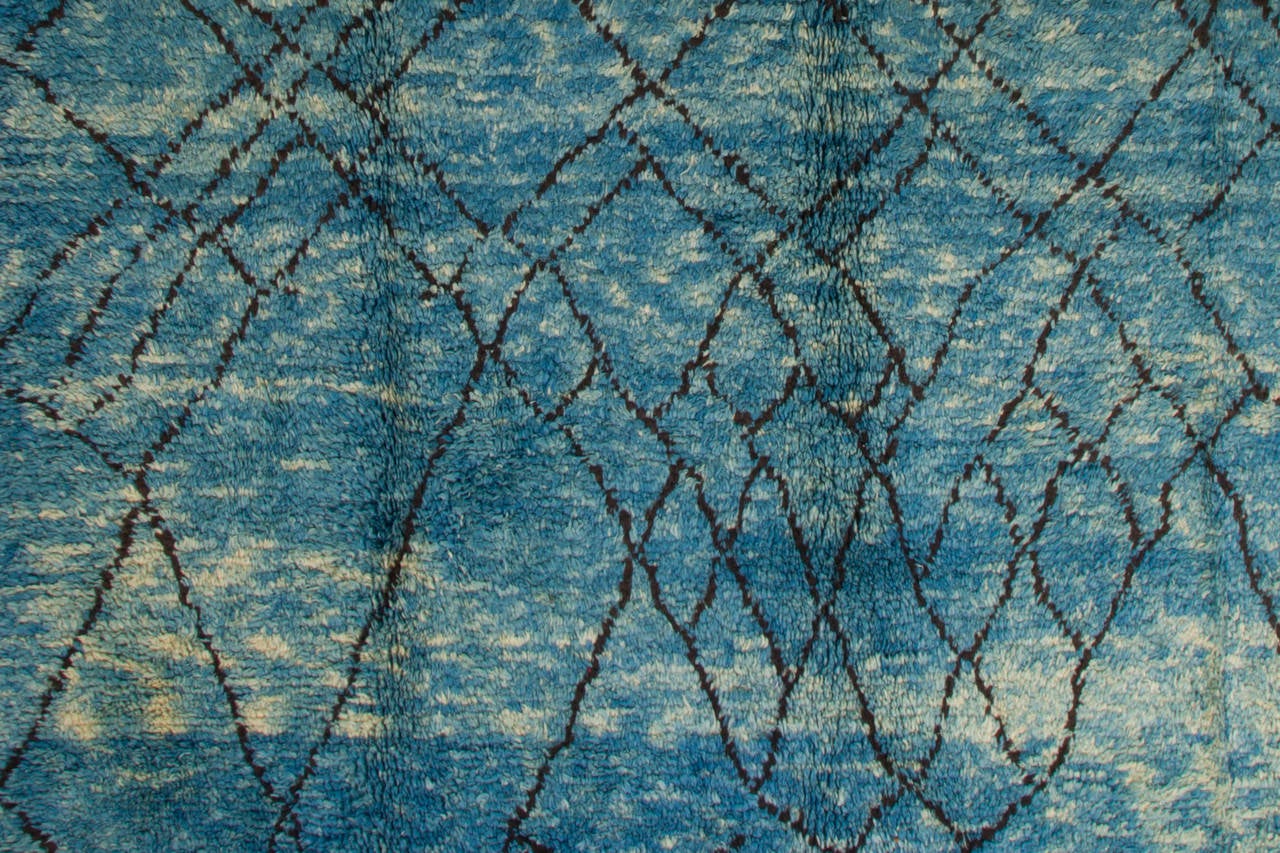Ein zeitgenössischer, handgeknüpfter Shag-Teppich aus handgesponnener, indigo-gefärbter blauer und brauner Wolle. 

Das Design ist von alten marokkanischen Teppichen inspiriert. 

Der Teppich kann in einer anderen Größe, Farbkombination, jedem