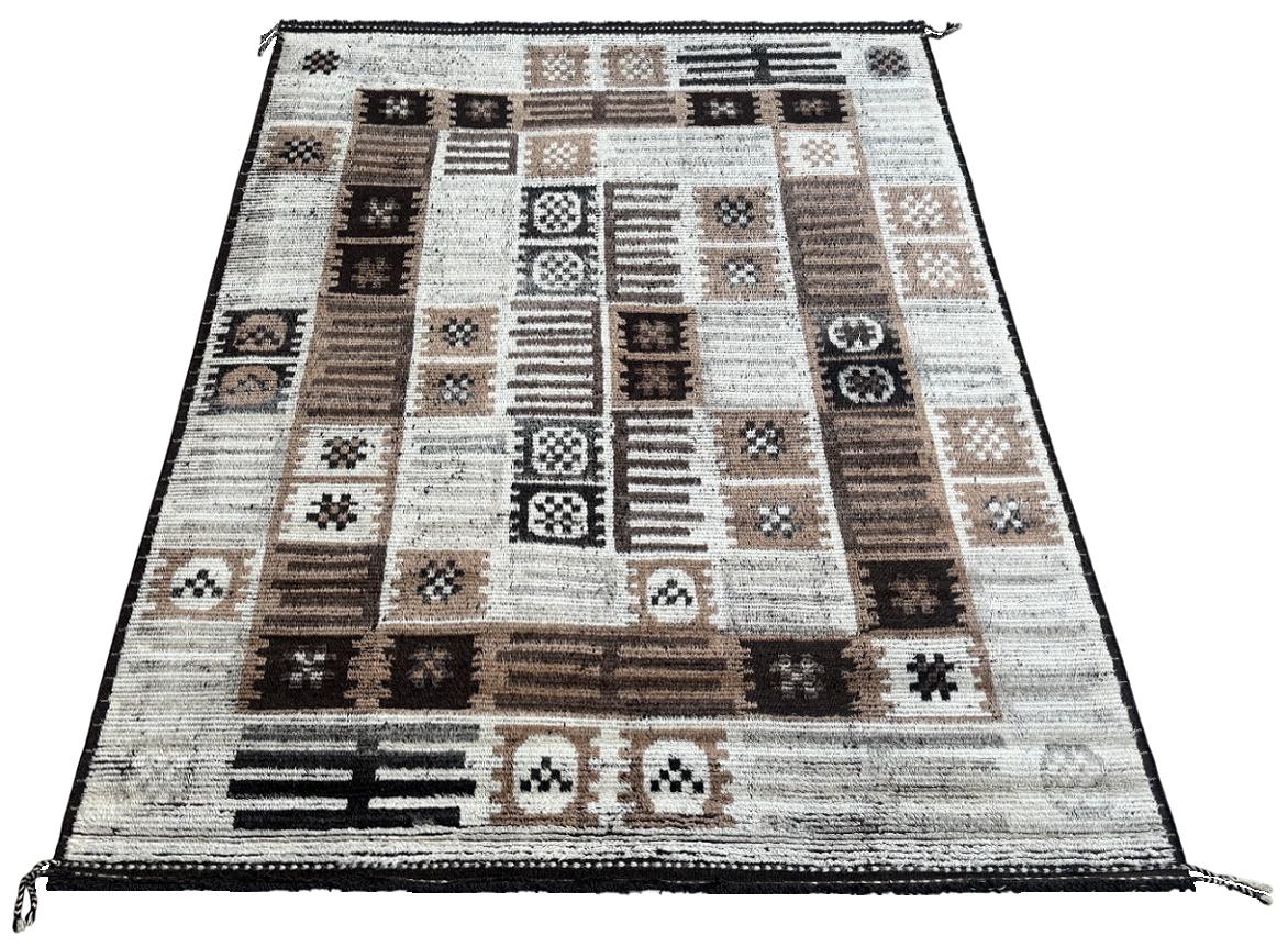 Eleva il tuo spazio abitativo con il fascino squisito di questo nuovo tappeto moderno annodato a mano in berbero marocchino Beni Ourain, realizzato con precisione e cura in lana al 100%. Combinando il fascino del design marocchino con la sensibilità