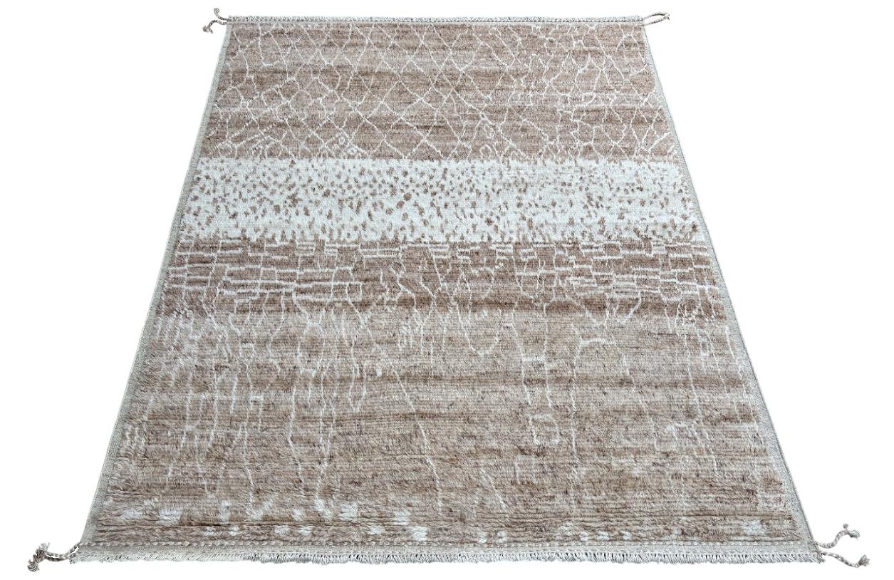 Eleva tu espacio vital con el exquisito encanto de esta nueva y moderna alfombra bereber marroquí beni ourain anudada a mano, elaborada con precisión y cuidado a partir de 100% lana. Combinando el encanto del diseño marroquí con la sensibilidad