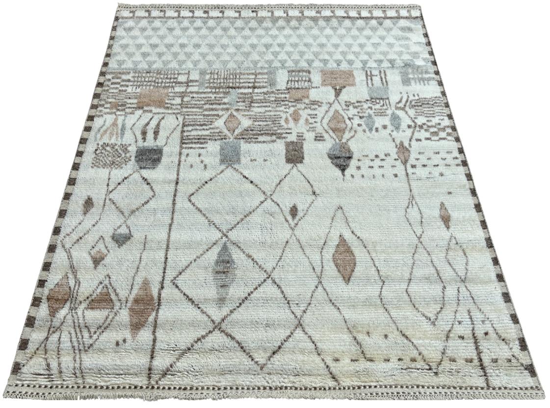 Eleva tu espacio vital con el exquisito encanto de esta nueva y moderna alfombra bereber marroquí beni ourain anudada a mano, elaborada con precisión y cuidado a partir de 100% lana. Combinando el encanto del diseño marroquí con la sensibilidad