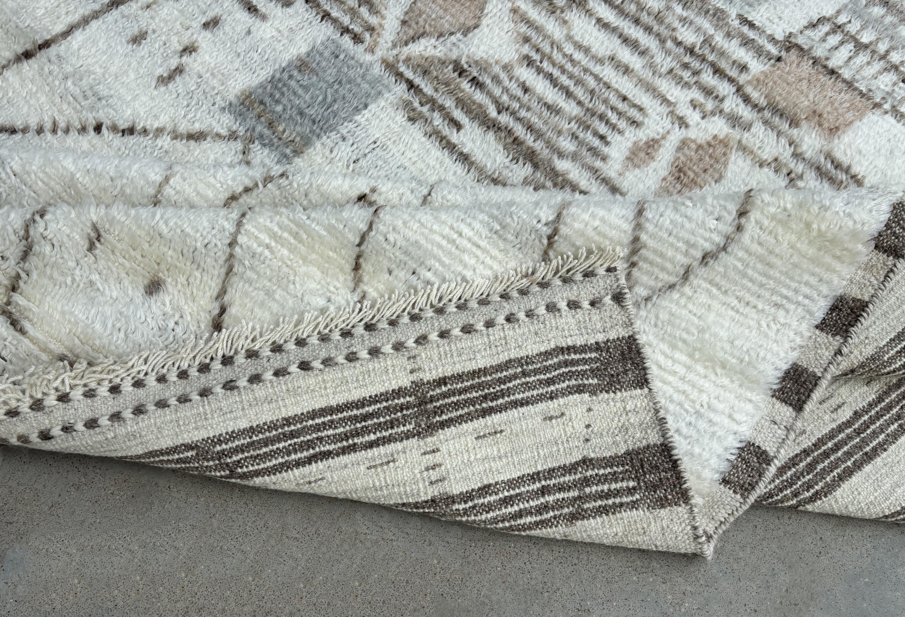 Alfombra bereber de diseño marroquí de 2,5 metros. 100% lana. Alfombra Beni Ourain hecha a mano en Nuevo estado para la venta en Spring Valley, NY