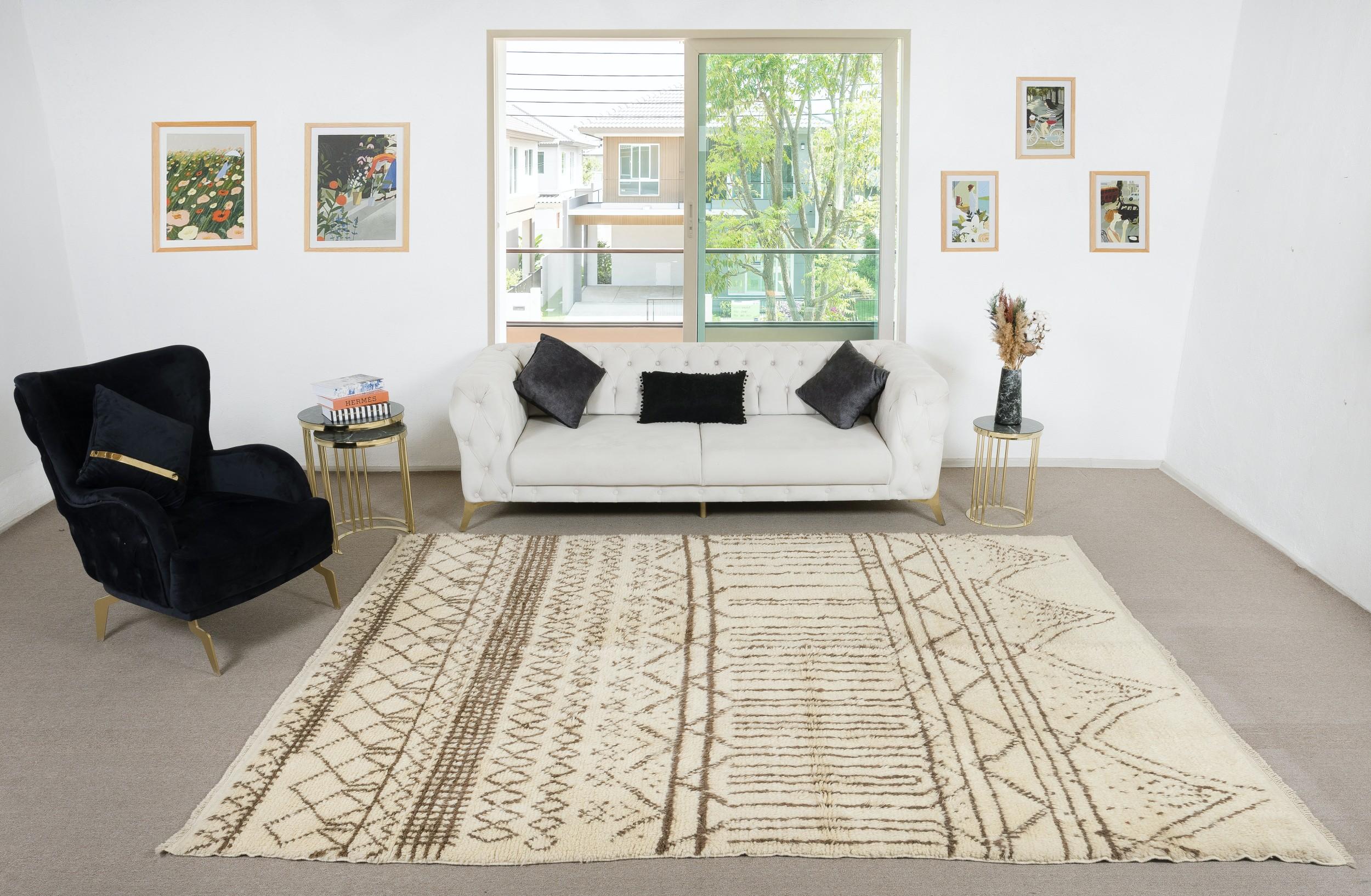 Élevez votre espace de vie avec le charme exquis de ce nouveau tapis moderne noué à la main en berbère marocain beni ourain, fabriqué avec précision et soin à partir de 100 % de laine. Combinant l'attrait du design marocain avec des sensibilités