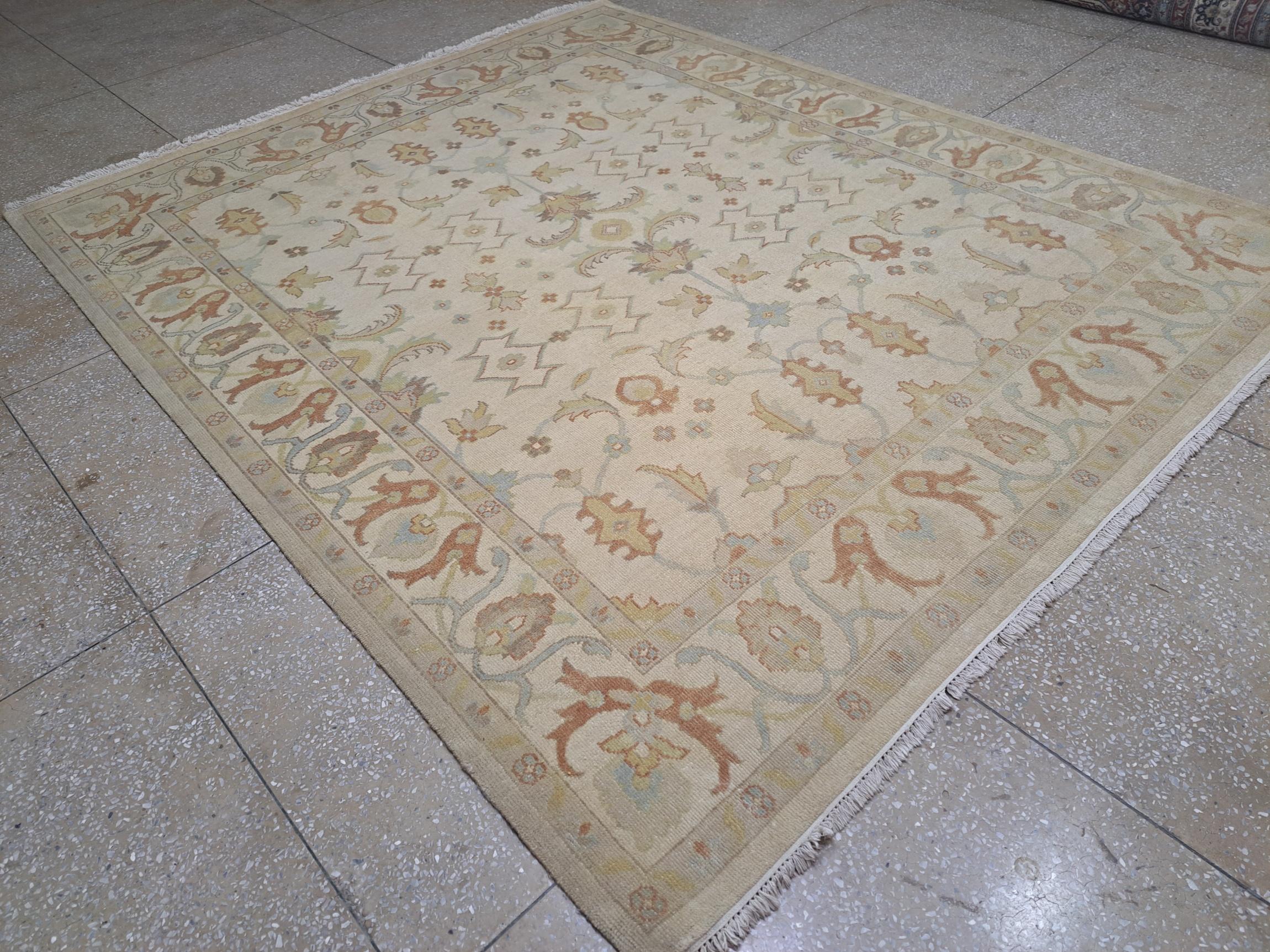 Aggiungi un'eleganza senza tempo alla tua casa con il nostro tappeto annodato a mano in stile Oushak, realizzato al 100% in lana naturale per una texture calda, resistente e morbida. Ispirato ai classici disegni Oushak, questo tappeto fonde motivi