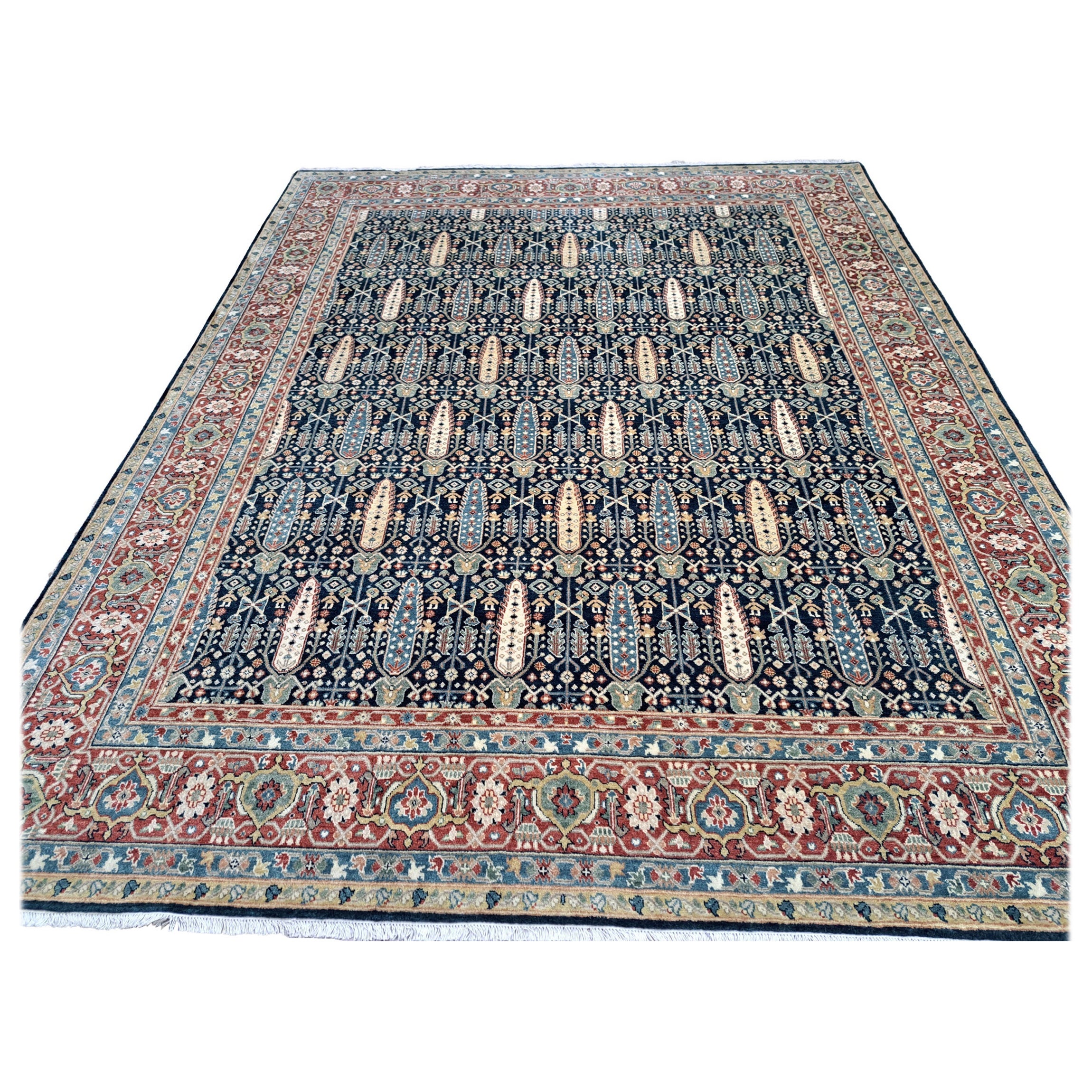Apportez une élégance intemporelle à votre intérieur avec ce tout nouveau tapis noué à la main, inspiré du design classique Heriz du XVIIIe siècle.
Chaque pièce est méticuleusement tissée par nos maîtres artisans en Inde, en utilisant 100 % de laine