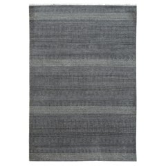 Tappeto 8x10 grigio annodato a mano in lana e viscosa con struttura rigata e solida a campo aperto