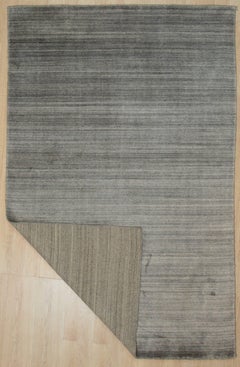 Tappeto grigio 8x10 annodato a mano in lana e viscosa, con sottili striature, in campo aperto e solido