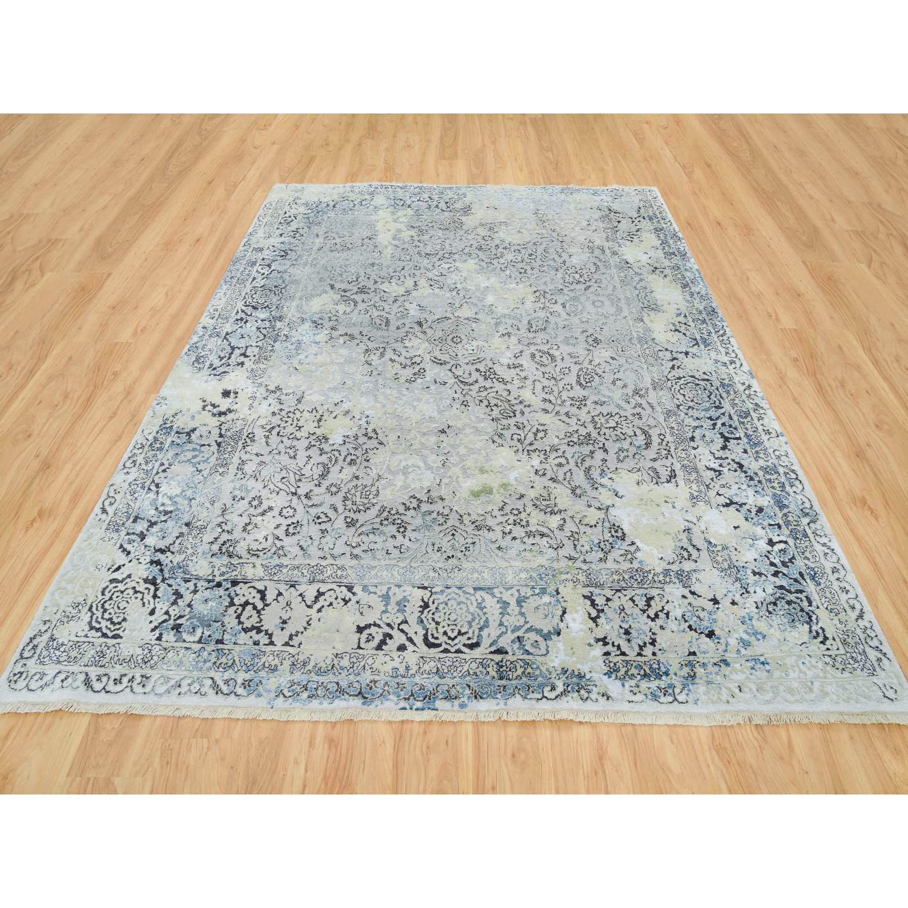 Gris clair, pure soie et laine nouées à la main, Design/One Kashan brisé, tapis d'Orient
Matériaux primaires : Laine et soie
Latex : Pas de poils 
hauteur : 0,25 pouces
Style : Transitionnel
Couleur primaire : Gris
Couleurs secondaires : Bleu,