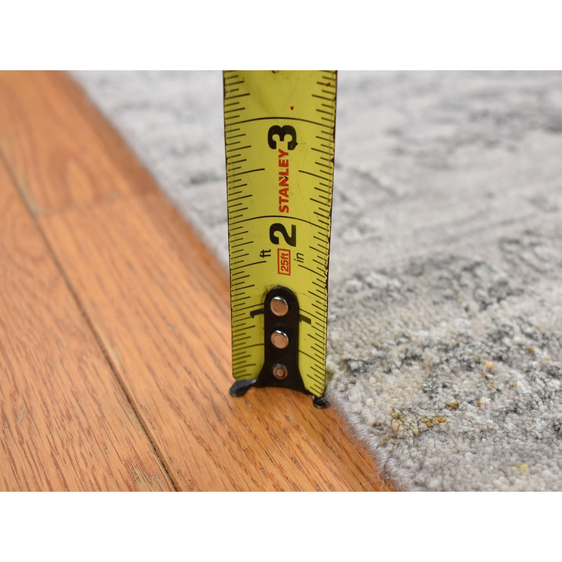 8'x10' Grau, Tabriz Erased and Broken Design, Wolle und Seide Handgeknüpfter Teppich im Angebot 5