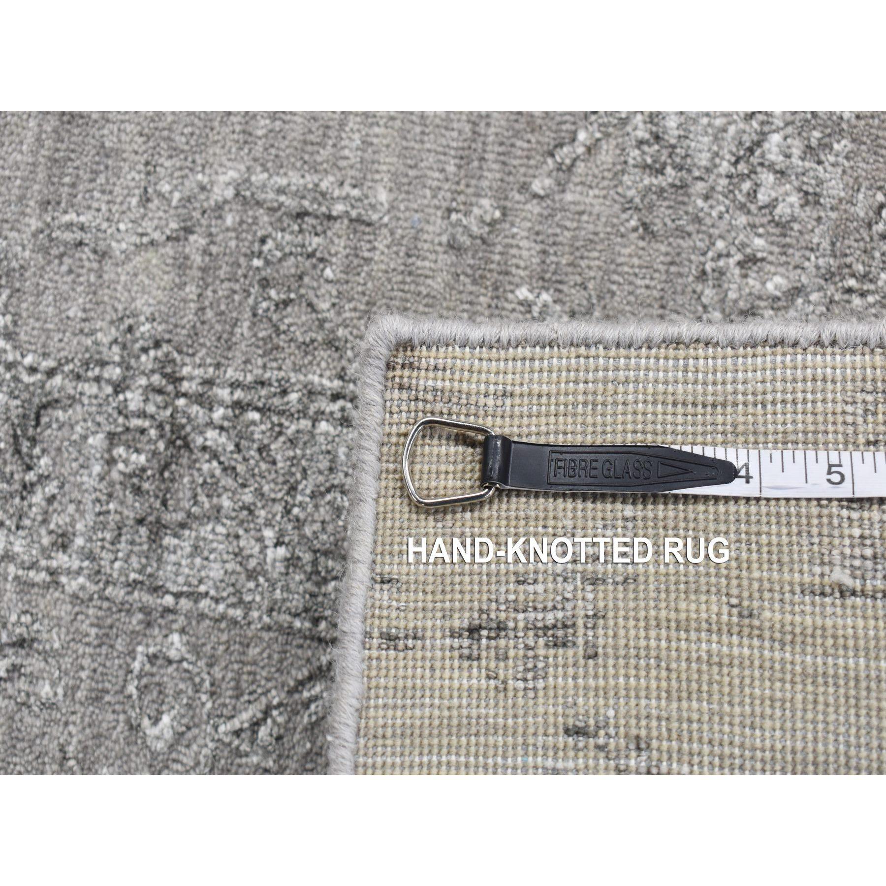 8'x10' Grau, Tabriz Erased and Broken Design, Wolle und Seide Handgeknüpfter Teppich im Angebot 6