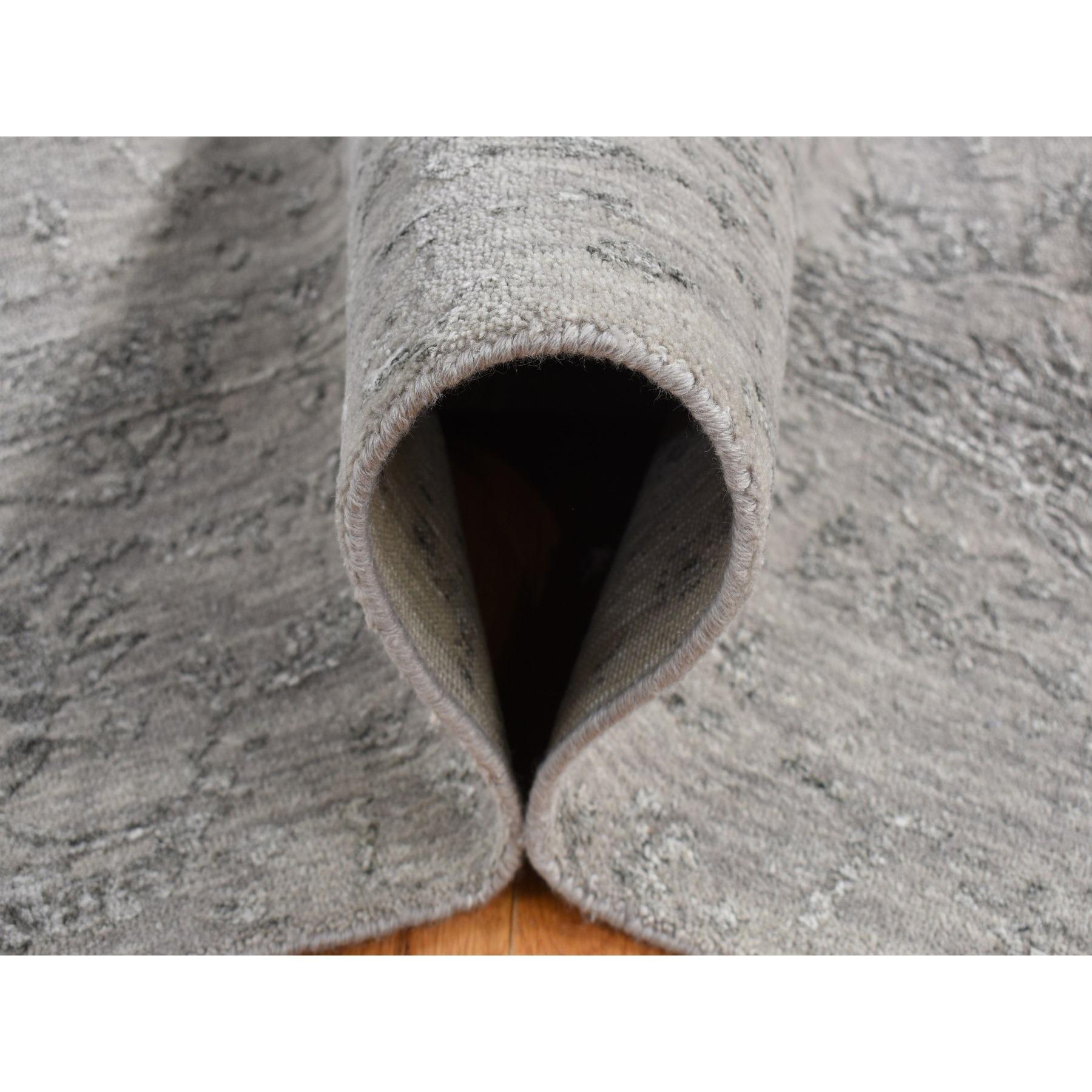 8'x10' Grau, Tabriz Erased and Broken Design, Wolle und Seide Handgeknüpfter Teppich im Angebot 1