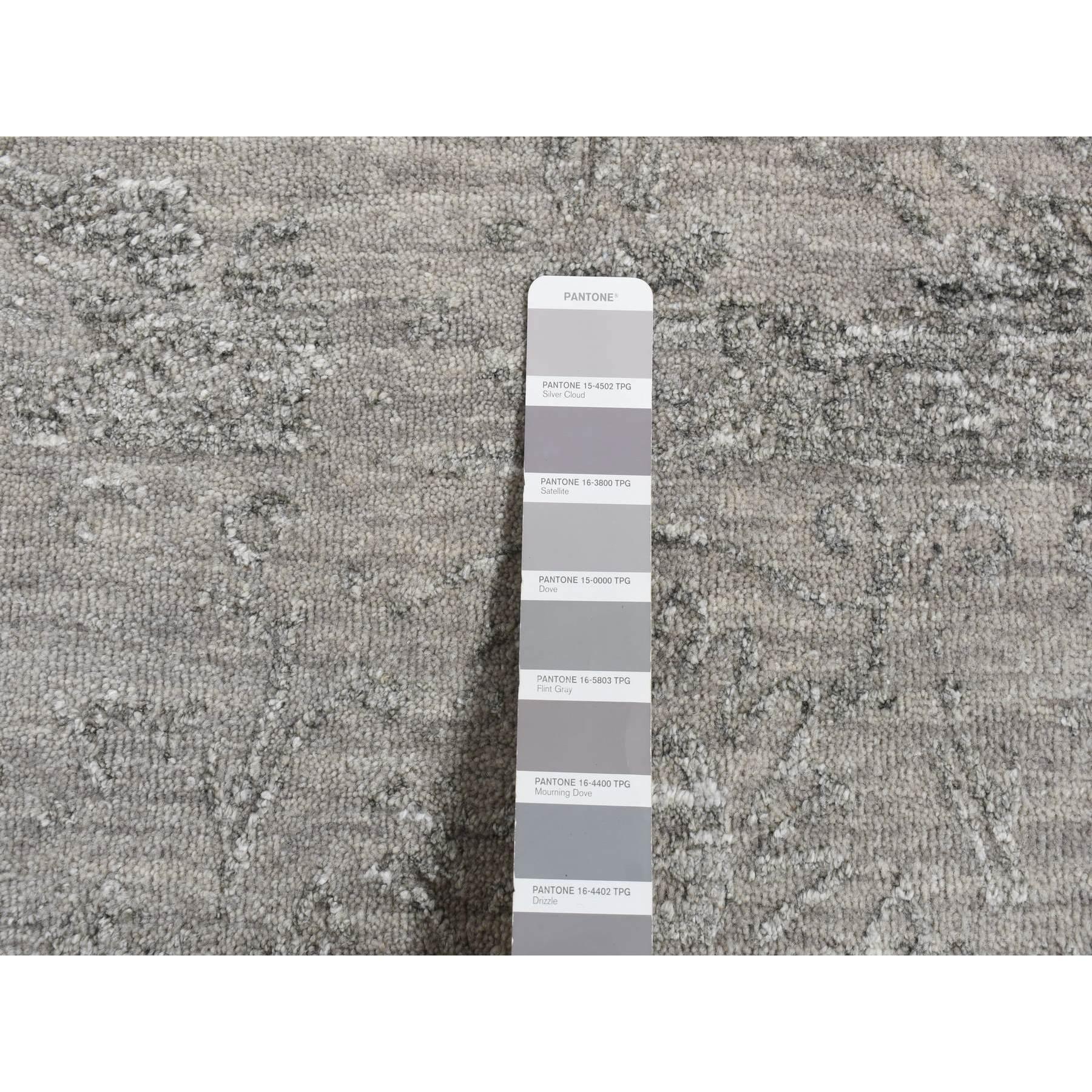 8'x10' Grau, Tabriz Erased and Broken Design, Wolle und Seide Handgeknüpfter Teppich im Angebot 2