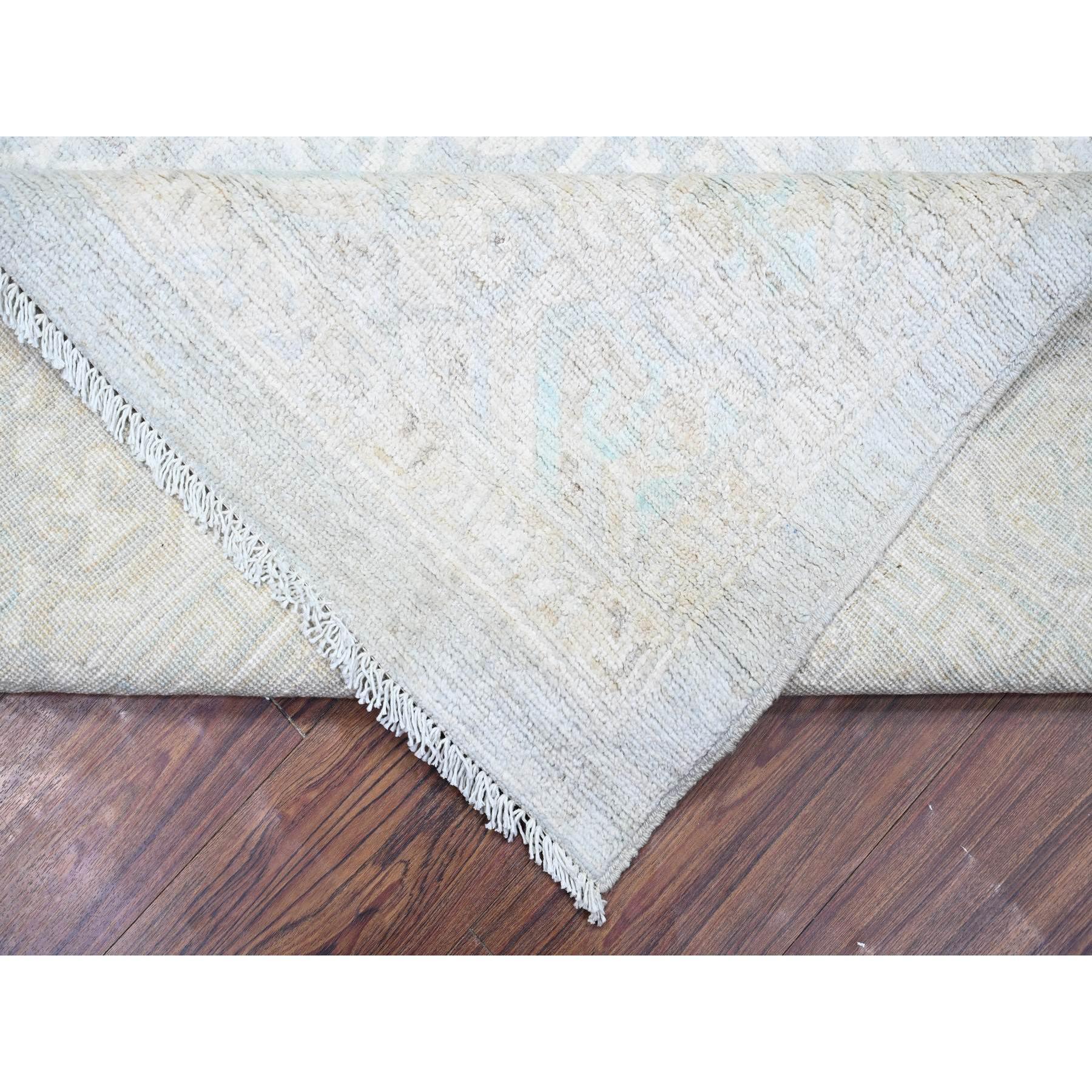 8'x10' Grau ausgewaschen Khotan inspiriert Granatapfel Design Wolle Hand geknüpft Teppich (21. Jahrhundert und zeitgenössisch) im Angebot