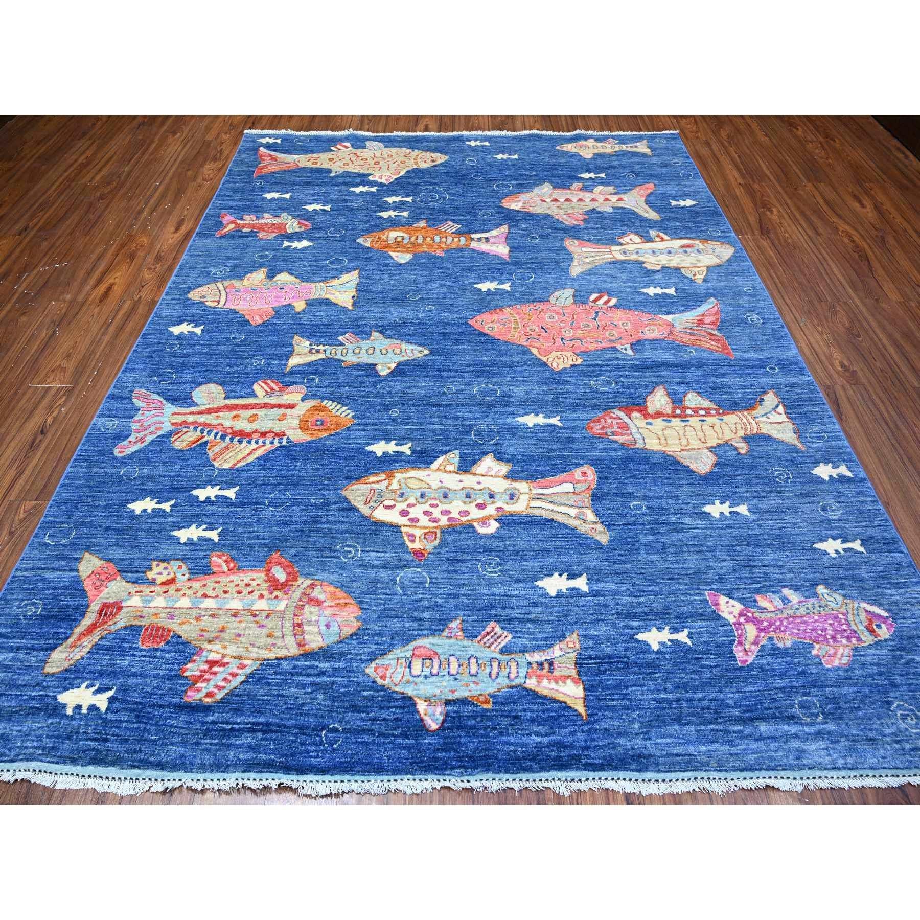 Ésta es una auténtica alfombra afgana de Peshawar, única en su género, con un colorido diseño de peces oceánicos, anudada a mano con lana orgánica. Ha sido anudada durante meses y meses con técnicas artesanales de tejido centenarias por expertos
