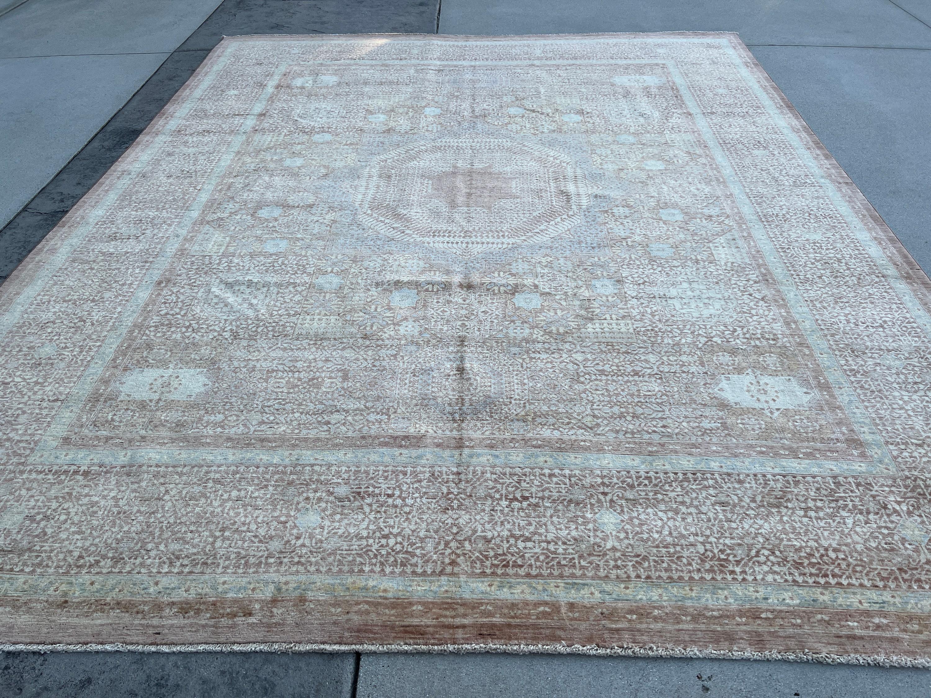 Dieser Teppich wurde aus 100 % hochwertiger, aus Afghanistan stammender Ghazni-Wolle mit einem Baumwollgrundgewebe hergestellt. Die satten Farben werden in natürliche Farbstoffe getaucht, um ein Erbstück zu schaffen, das nicht ausblutet und