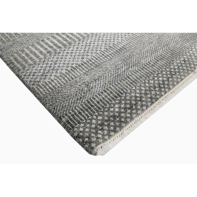 Handwoven Transitional Indo Rug  (Wolle) im Angebot