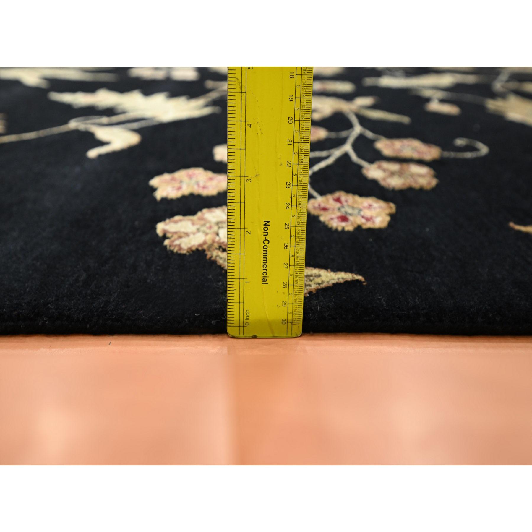 8'x10' Ink Black Tapis d'Orient en laine et soie noué à la main avec un design botanique en vente 3