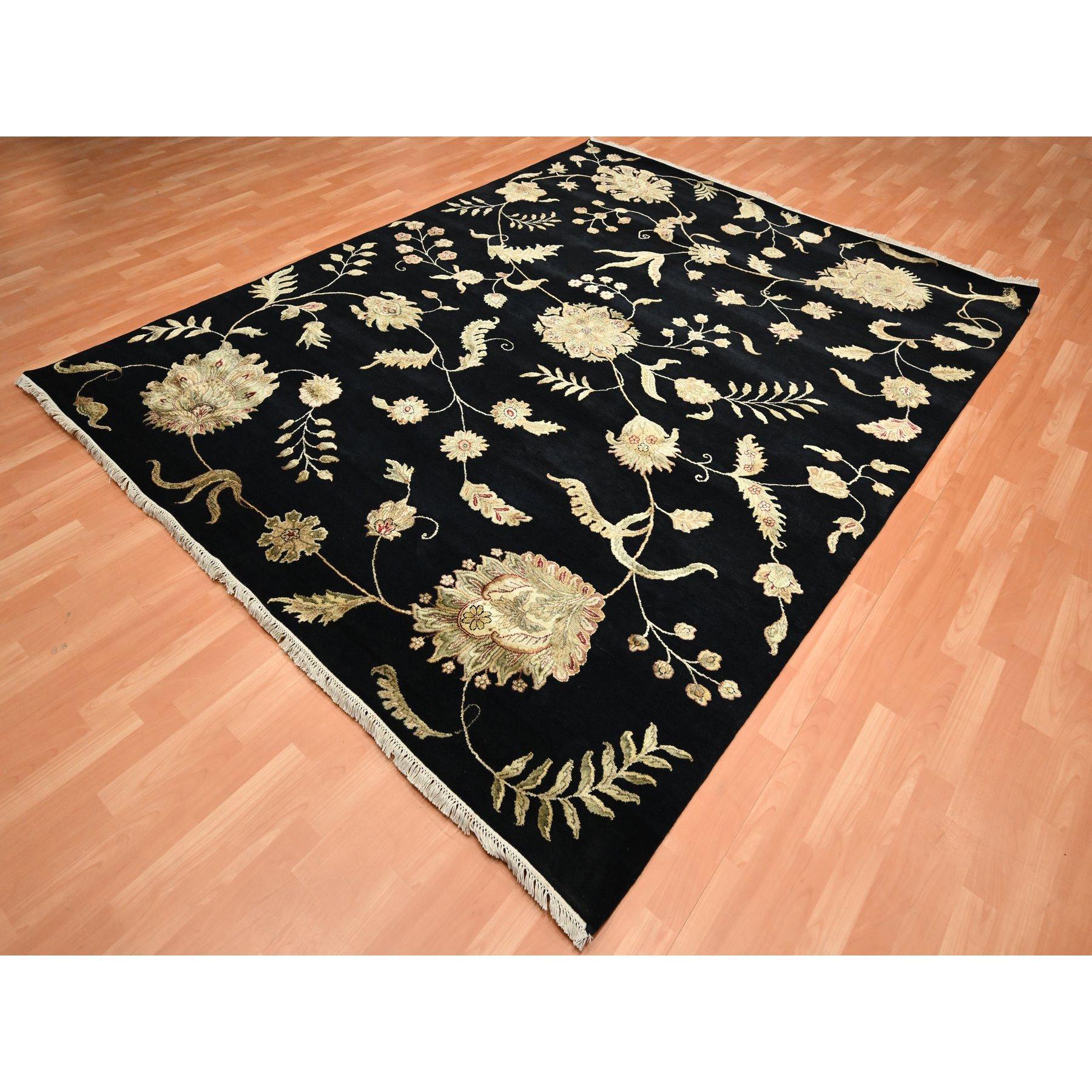 Indien 8'x10' Ink Black Tapis d'Orient en laine et soie noué à la main avec un design botanique en vente