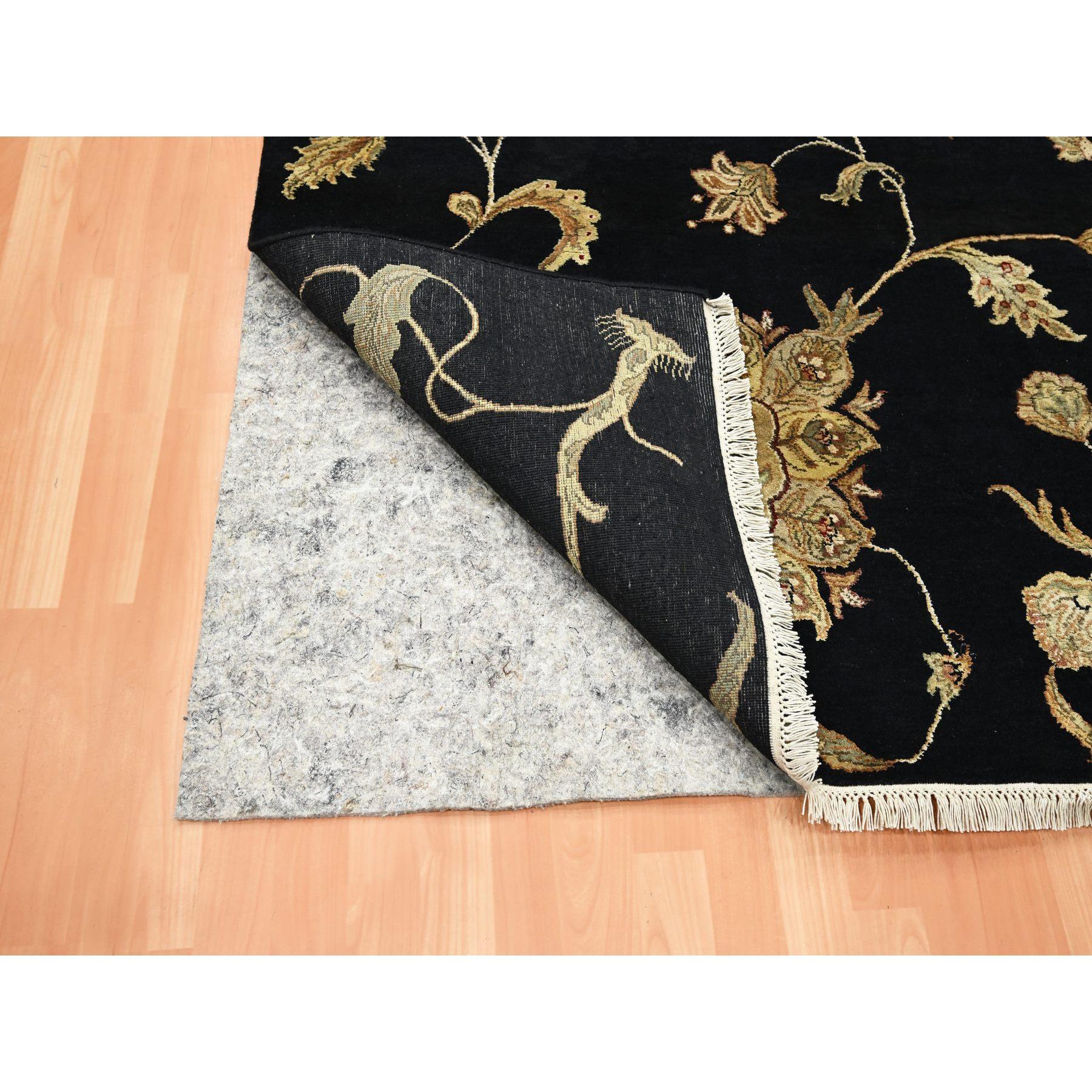 Noué à la main 8'x10' Ink Black Tapis d'Orient en laine et soie noué à la main avec un design botanique en vente