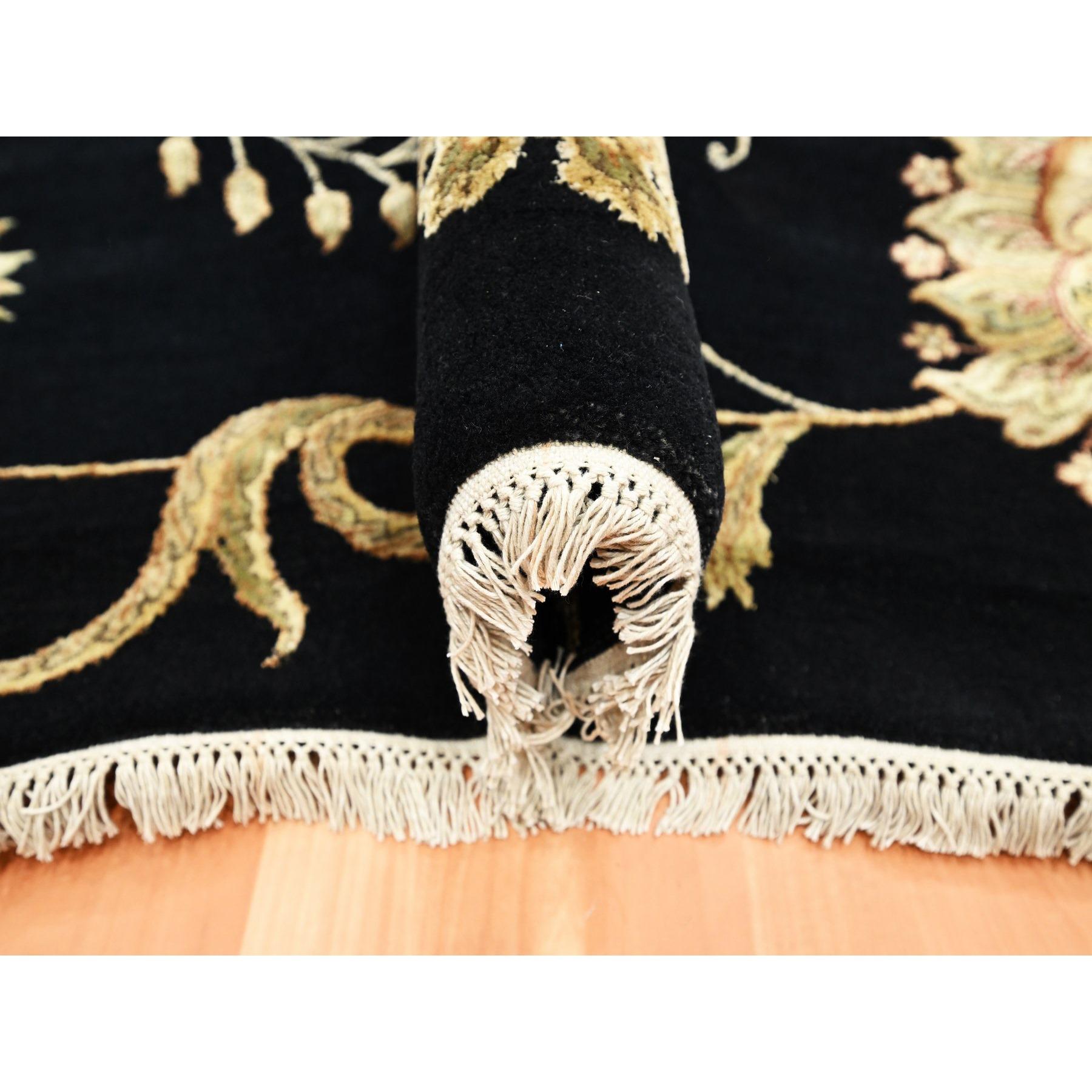 8'x10' Ink Black Tapis d'Orient en laine et soie noué à la main avec un design botanique Neuf - En vente à Carlstadt, NJ