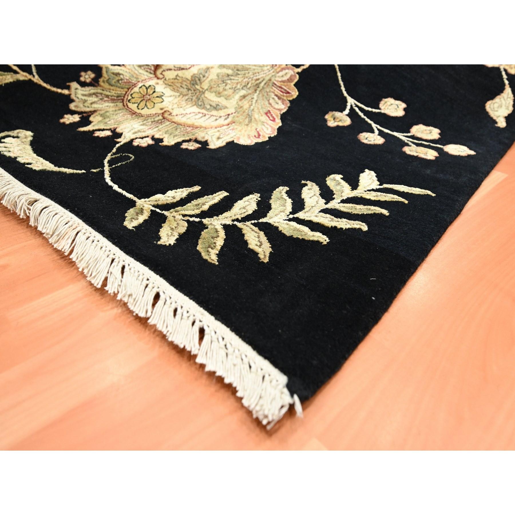 XXIe siècle et contemporain 8'x10' Ink Black Tapis d'Orient en laine et soie noué à la main avec un design botanique en vente