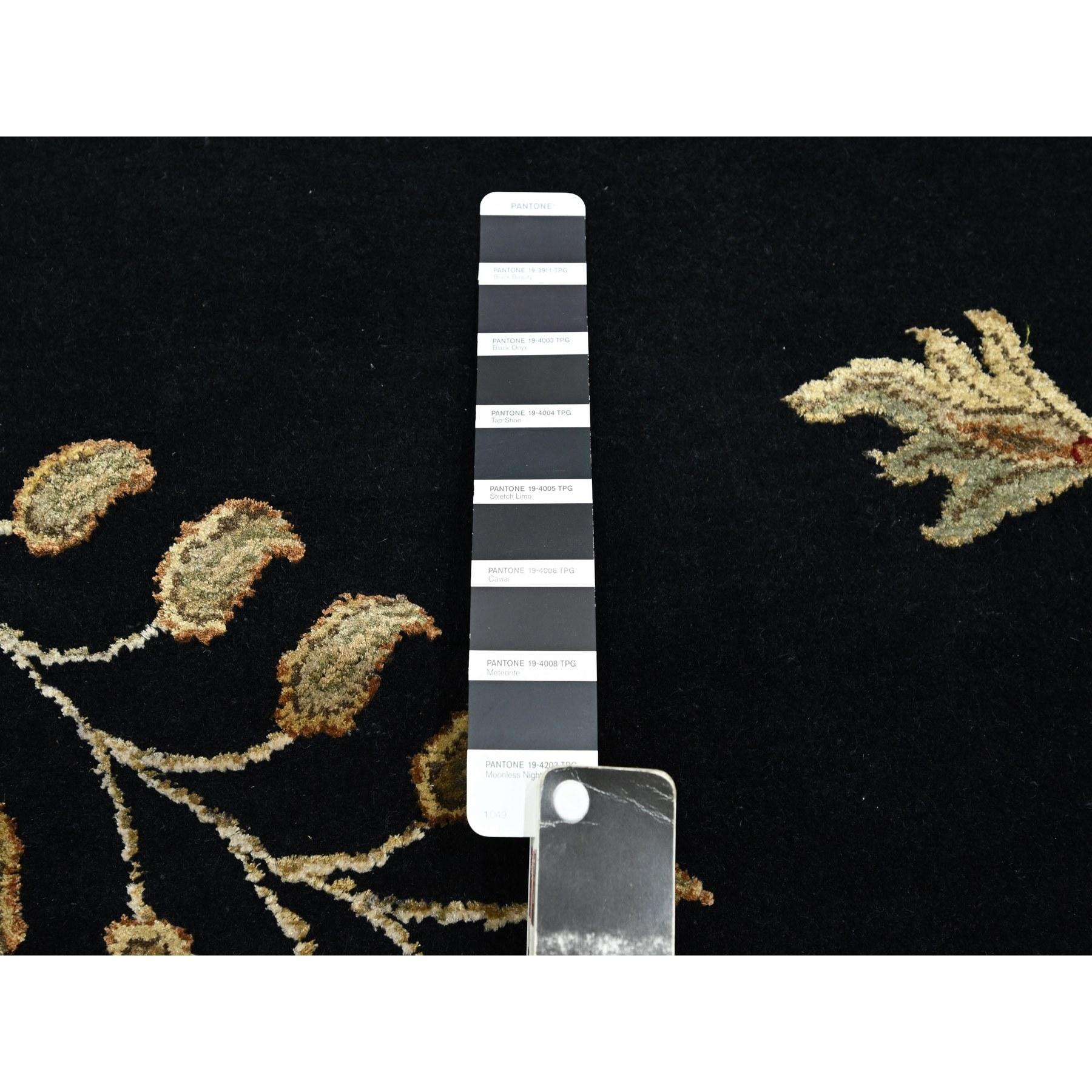 Laine 8'x10' Ink Black Tapis d'Orient en laine et soie noué à la main avec un design botanique en vente