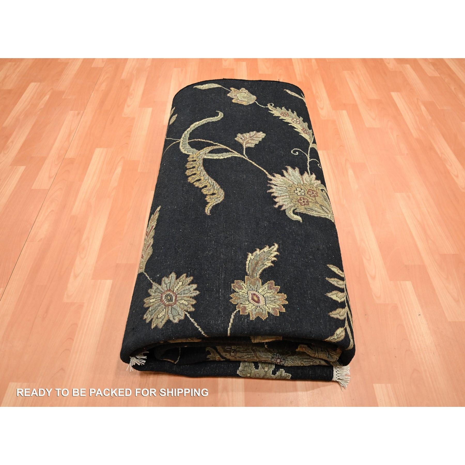 8'x10' Ink Black Tapis d'Orient en laine et soie noué à la main avec un design botanique en vente 2