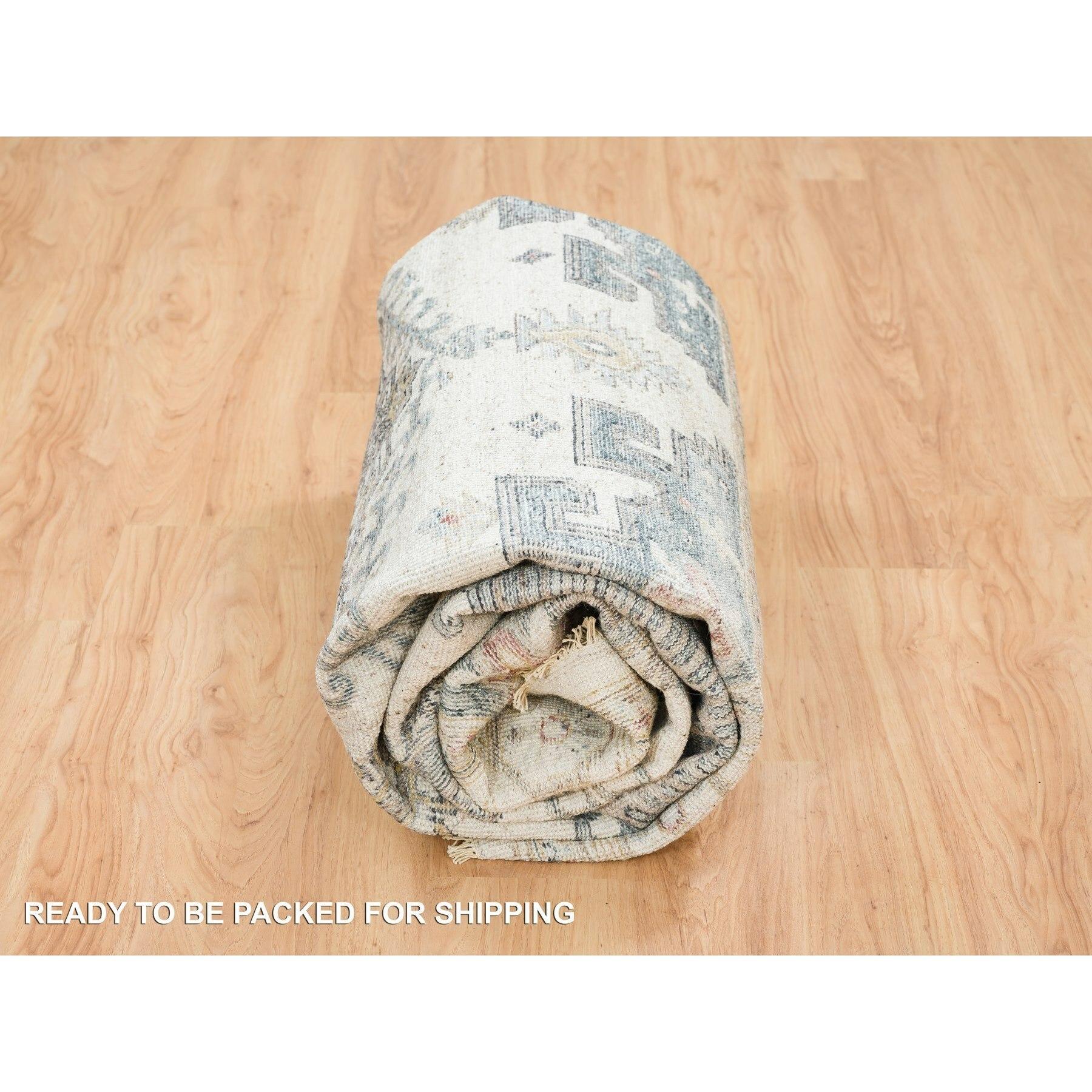 8'x10' Ivory Hand Knotsted Reimagined Persian Viss Design Wool Tapis d'Orient en vente 2