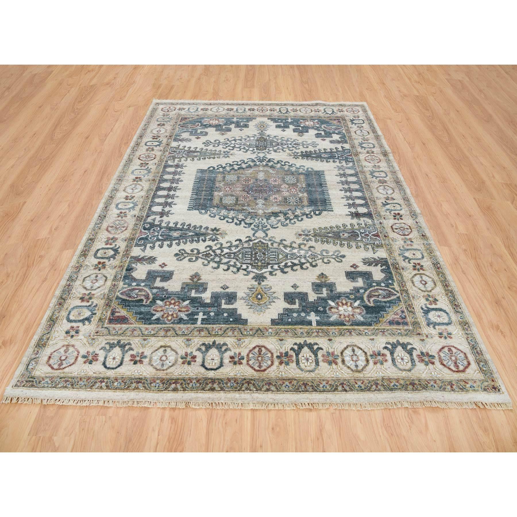 Tribal 8'x10' Ivory Hand Knotsted Reimagined Persian Viss Design Wool Tapis d'Orient en vente