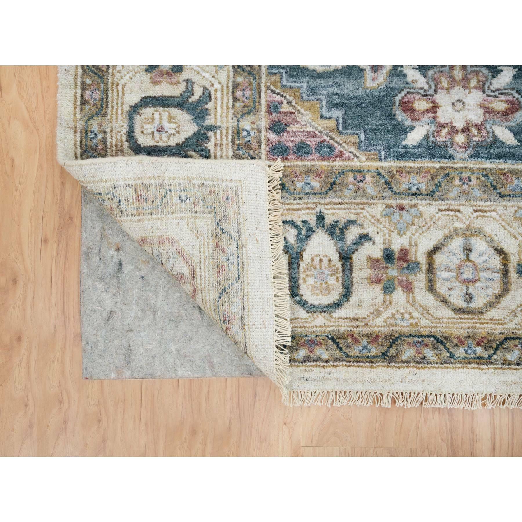 Tissé à la main 8'x10' Ivory Hand Knotsted Reimagined Persian Viss Design Wool Tapis d'Orient en vente