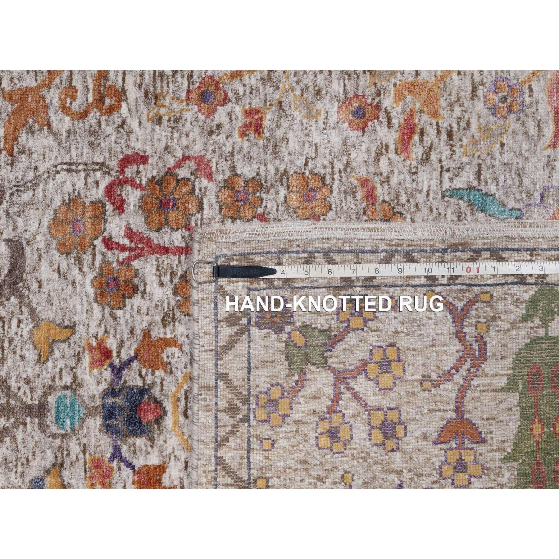 8'x10' Ivory Hand Knotted Vase Design Silk with Textured Wool Oriental Rug en vente 4