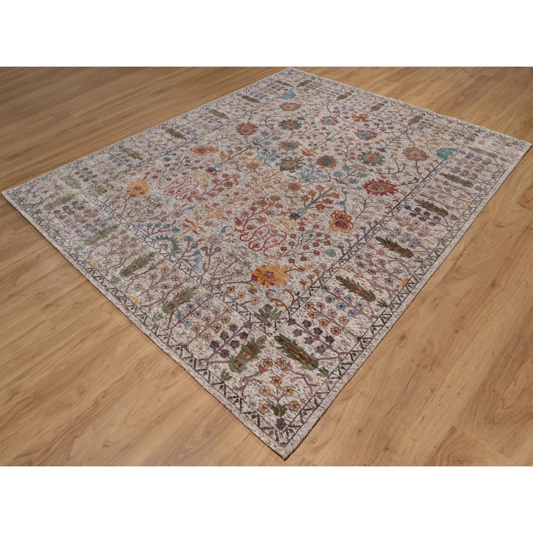 Indien 8'x10' Ivory Hand Knotted Vase Design Silk with Textured Wool Oriental Rug en vente