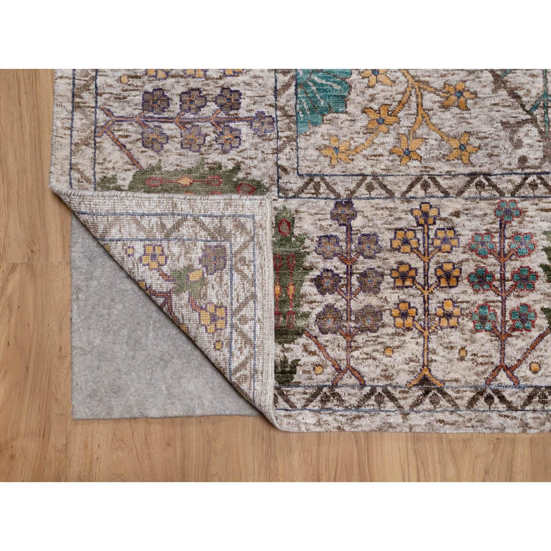 Noué à la main 8'x10' Ivory Hand Knotted Vase Design Silk with Textured Wool Oriental Rug en vente