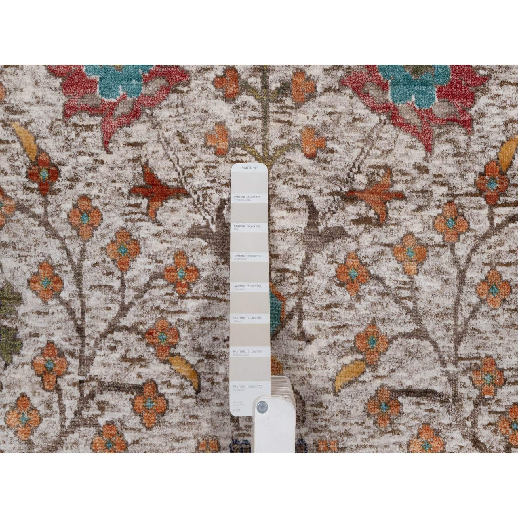 Laine 8'x10' Ivory Hand Knotted Vase Design Silk with Textured Wool Oriental Rug en vente