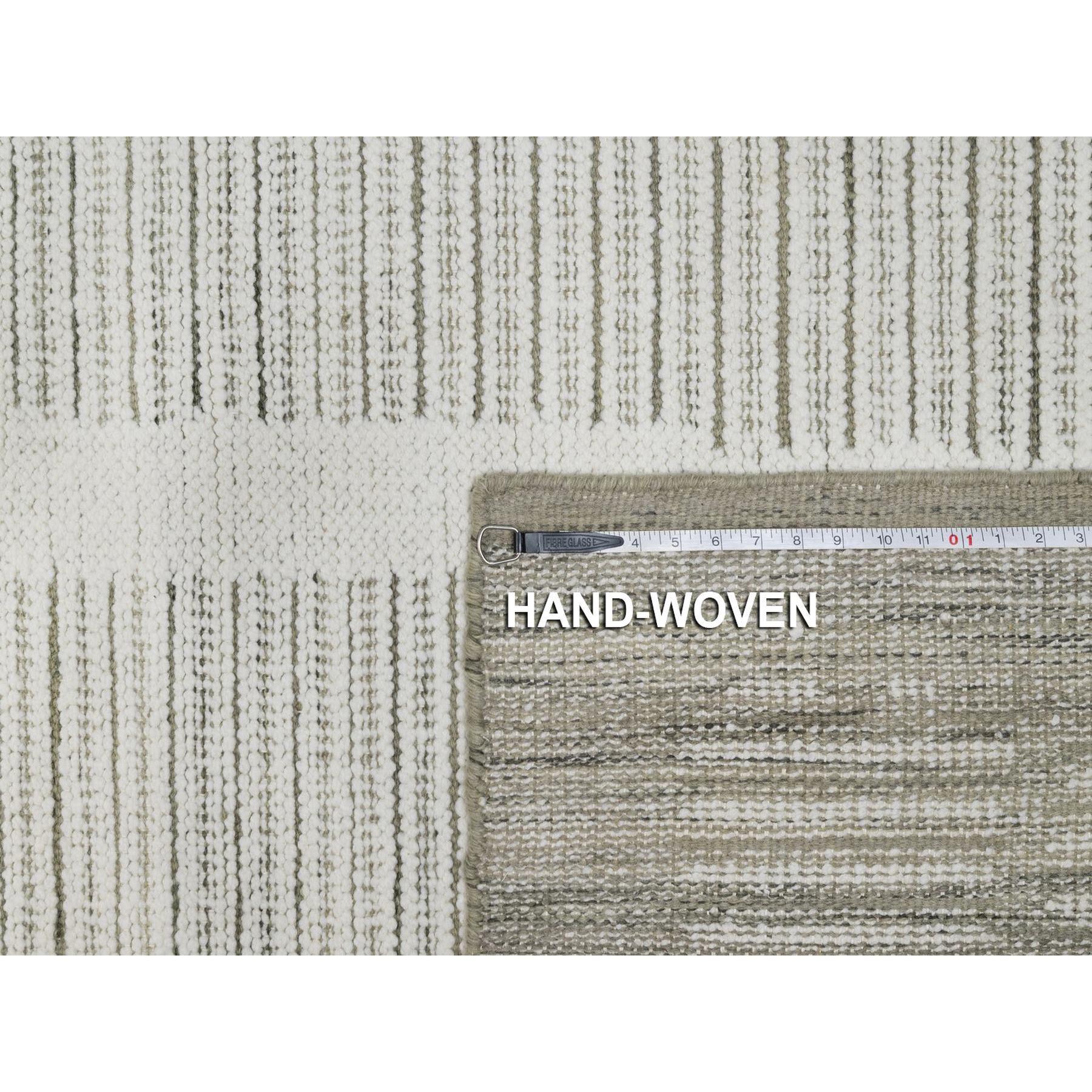 8'x10' Elfenbeinfarbener handgewebter Flachgewebe-Teppich mit strukturiertem Flor aus ungefärbter natürlicher Wolle im Angebot 4