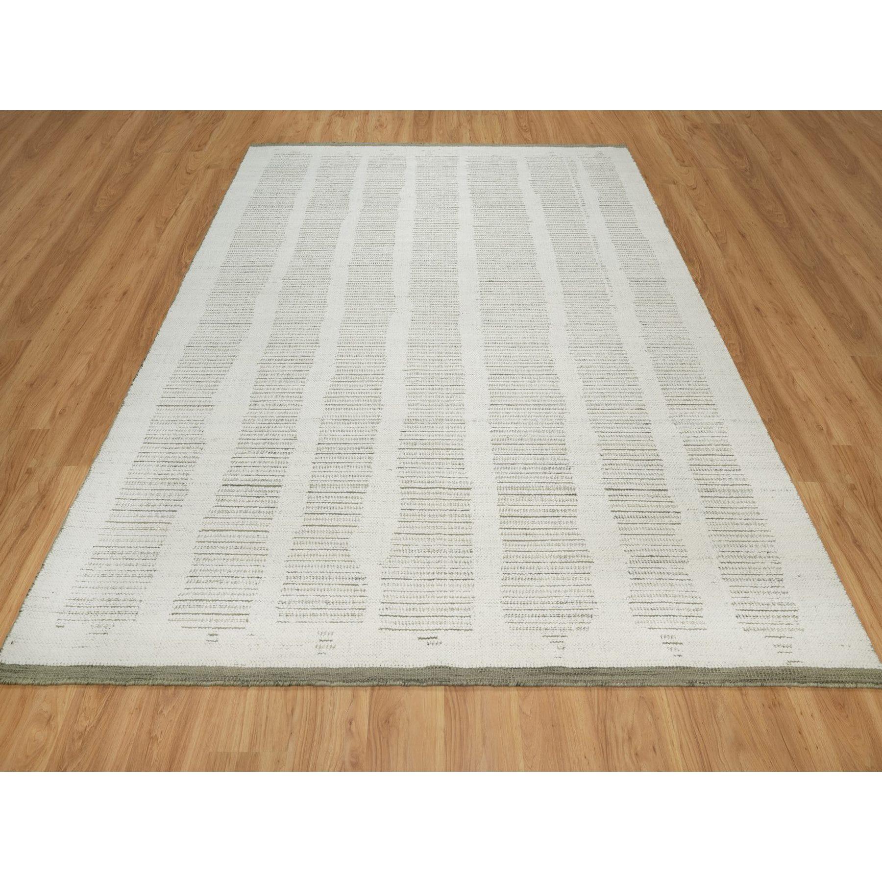 Alabasterweiß, Handgewebt, Flachgewebe mit strukturiertem Flor, ungefärbte Naturwolle, Orientteppich
Primäre MATERIALIEN: Wolle
Latex: Kein Flor 
Höhe: 0,25 Zoll
Stil: AM Contemporary
Grundfarbe: Elfenbein
Sekundärfarben: Grün
Muster: Orientalisch