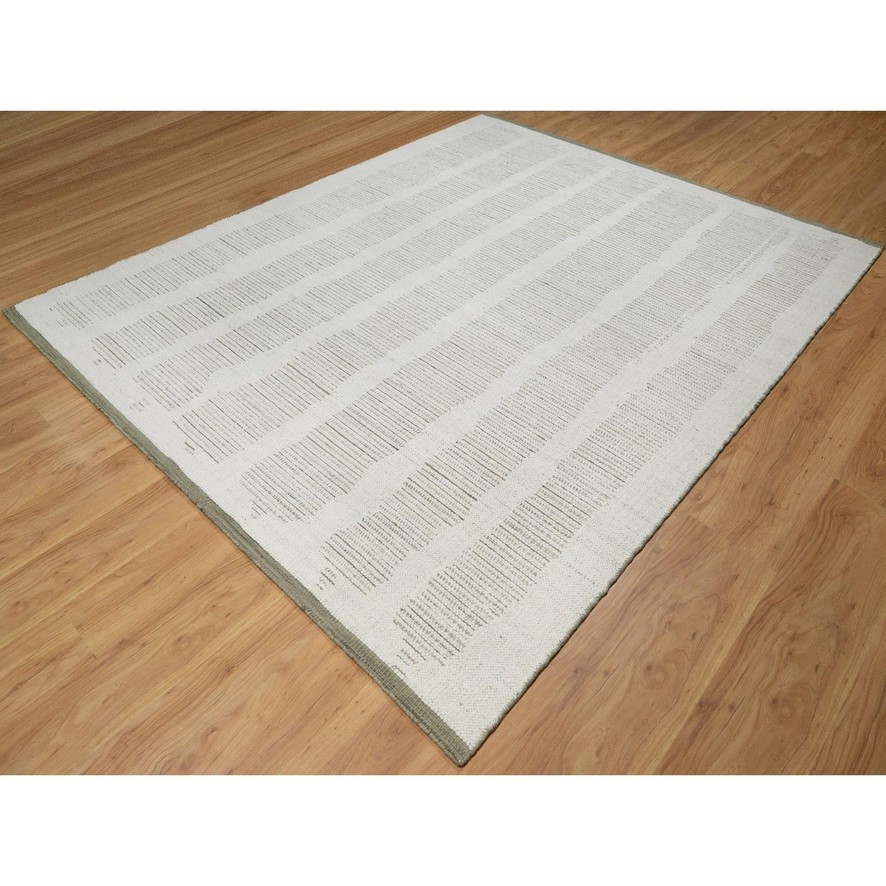 8'x10' Elfenbeinfarbener handgewebter Flachgewebe-Teppich mit strukturiertem Flor aus ungefärbter natürlicher Wolle (Moderne) im Angebot