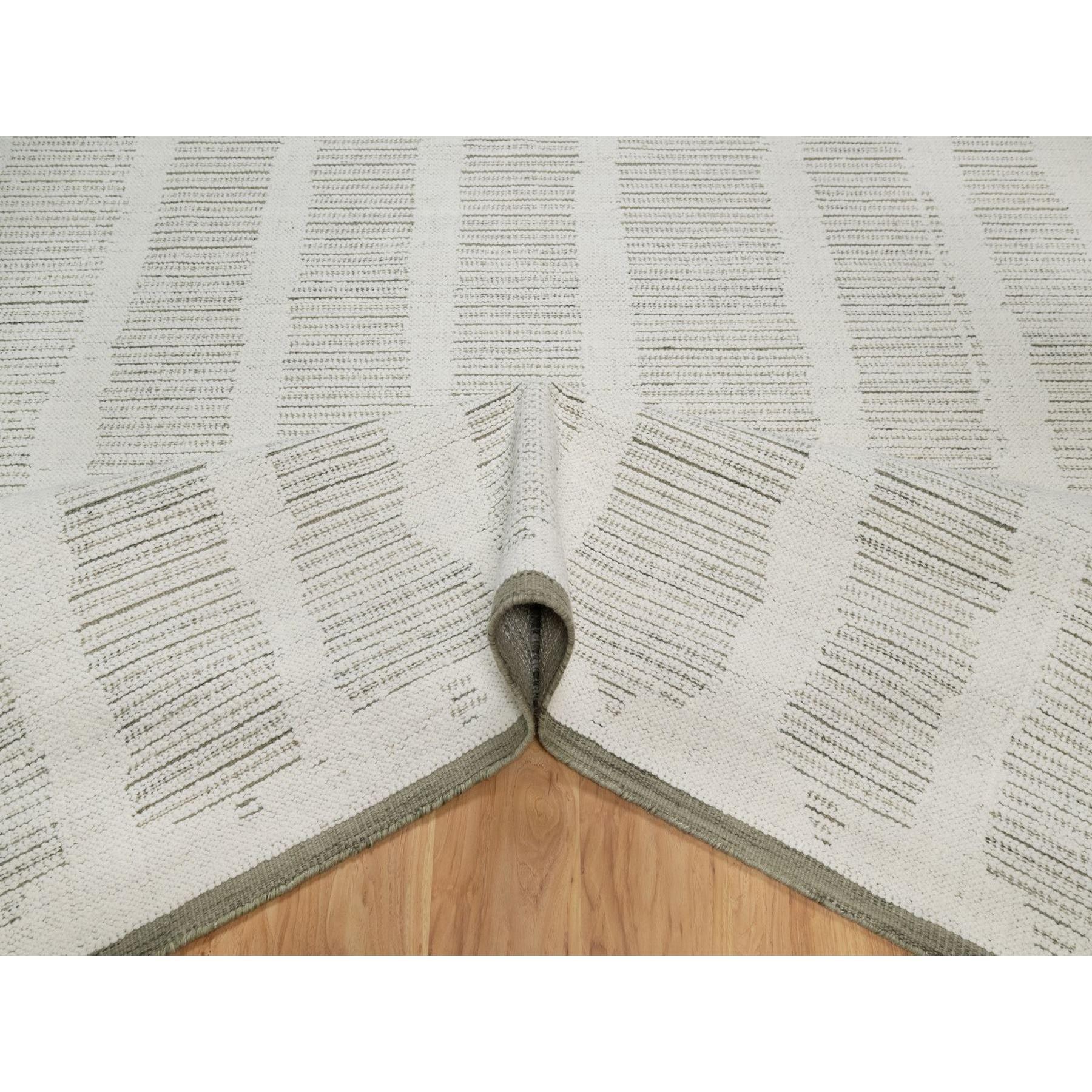 8'x10' Elfenbeinfarbener handgewebter Flachgewebe-Teppich mit strukturiertem Flor aus ungefärbter natürlicher Wolle (Handgeknüpft) im Angebot