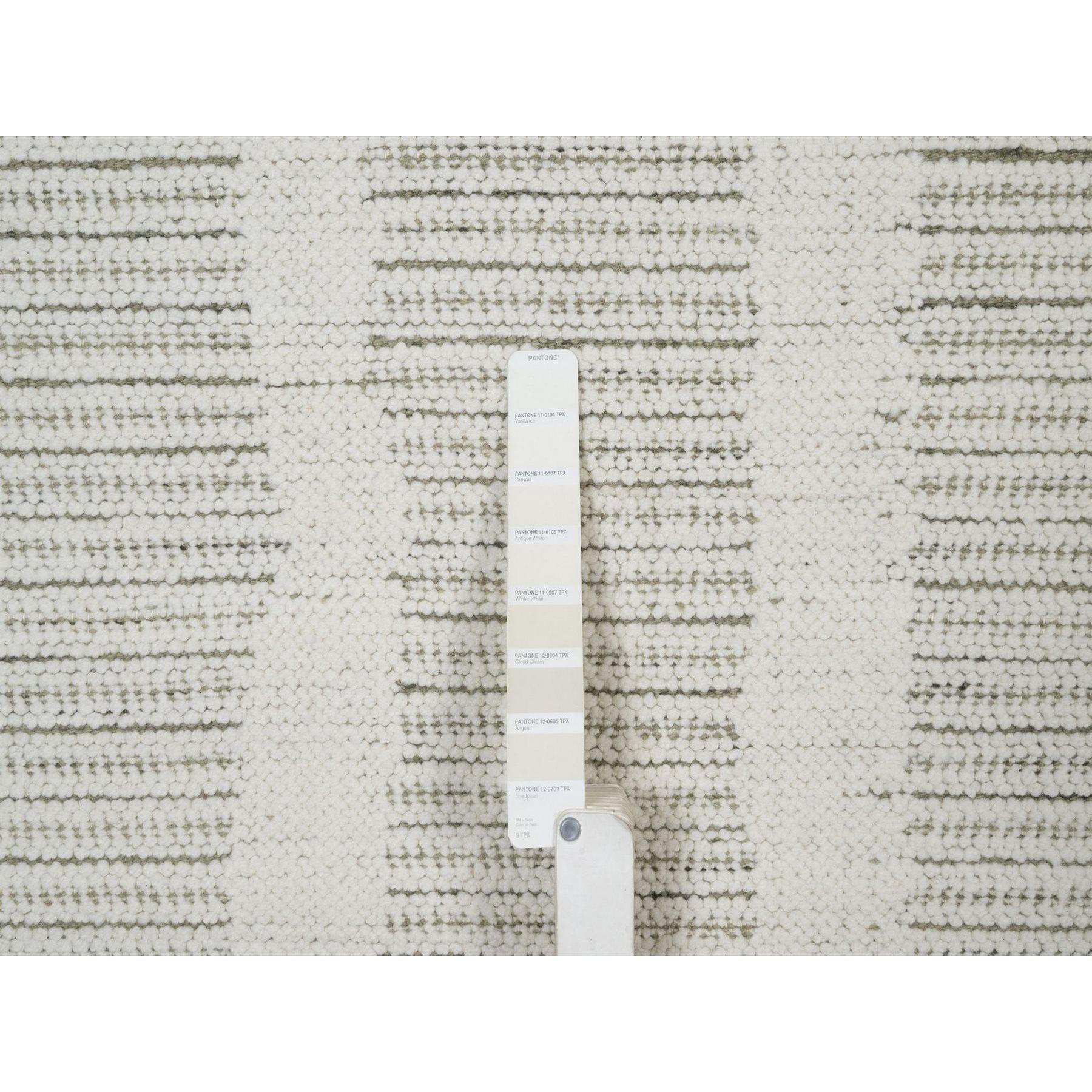 8'x10' Elfenbeinfarbener handgewebter Flachgewebe-Teppich mit strukturiertem Flor aus ungefärbter natürlicher Wolle (21. Jahrhundert und zeitgenössisch) im Angebot