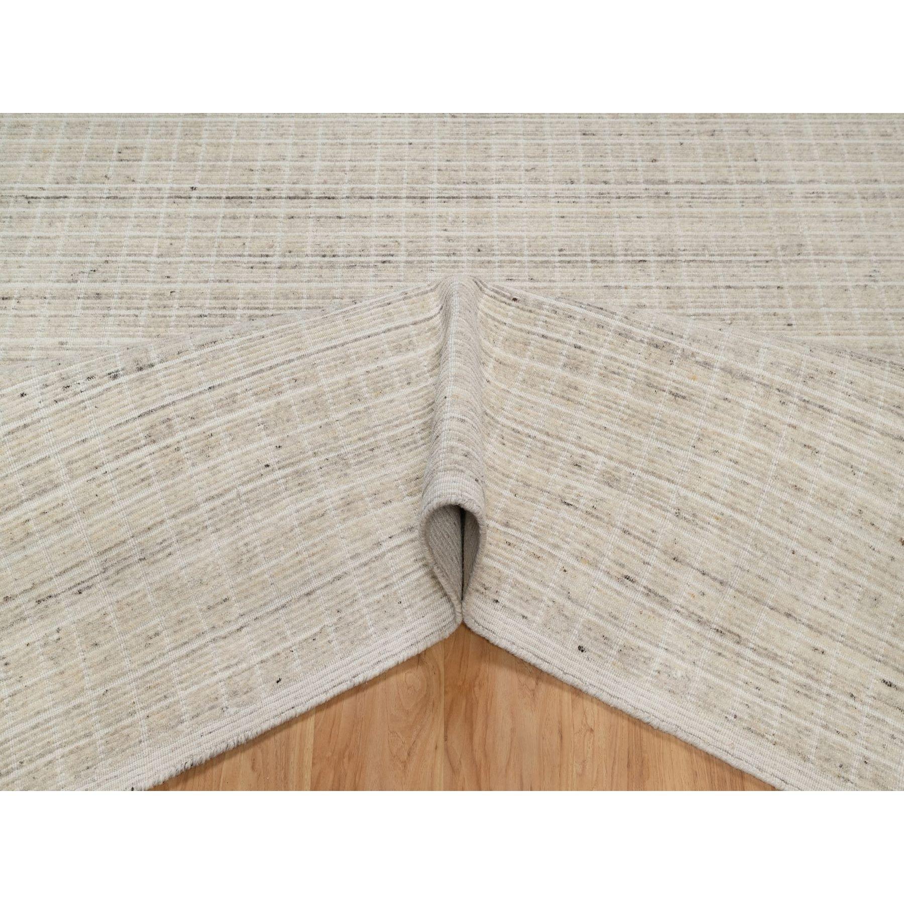 Annodato a mano 8'x10' Ivory Loomed Knoted Modern Plain Decor Box Design Soft Wool Rug in vendita