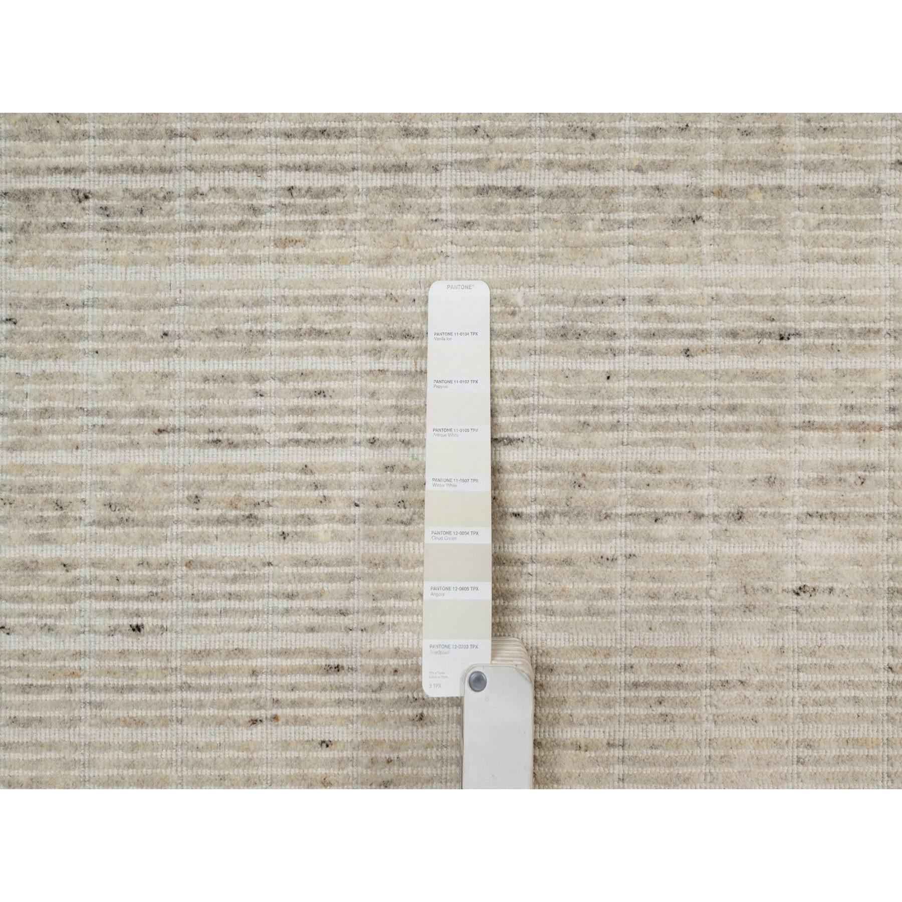 XXI secolo e contemporaneo 8'x10' Ivory Loomed Knoted Modern Plain Decor Box Design Soft Wool Rug in vendita