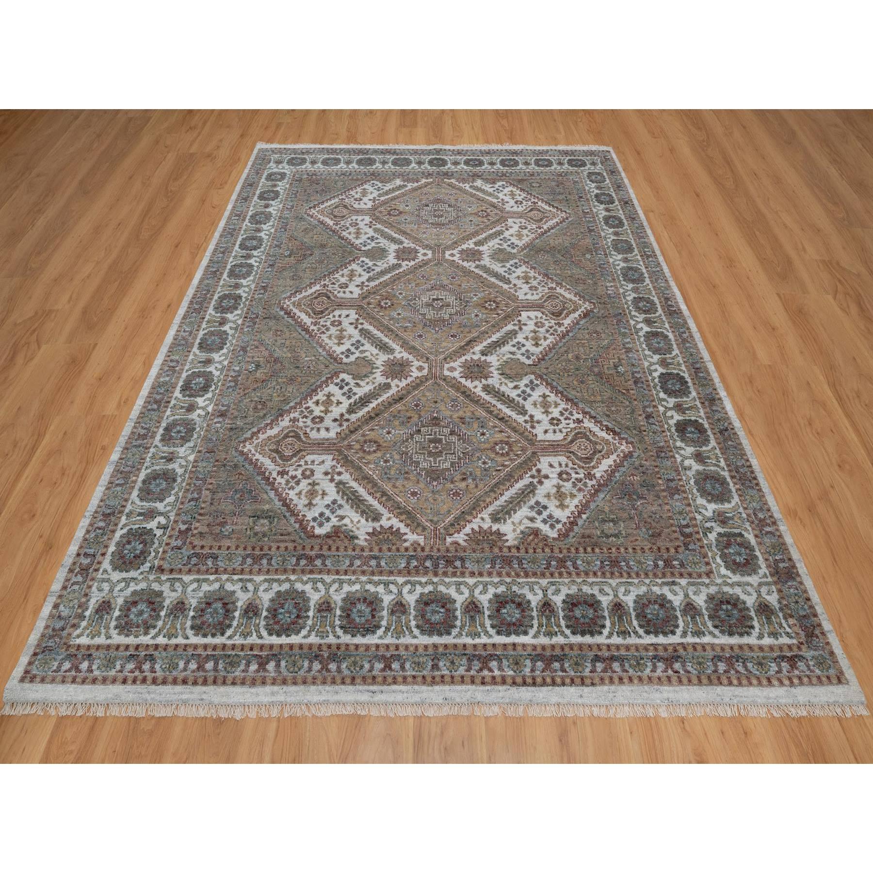 Blanc d'albâtre, bordure unique de rosettes de fleurs, Shiraz réimaginé, noué à la main, laine naturelle, épais et pelucheux, tapis d'Orient
Matières premières : Laine
Latex : Pas de poils 
hauteur : 0,25 pouces
Style : Traditionnel
Couleur primaire