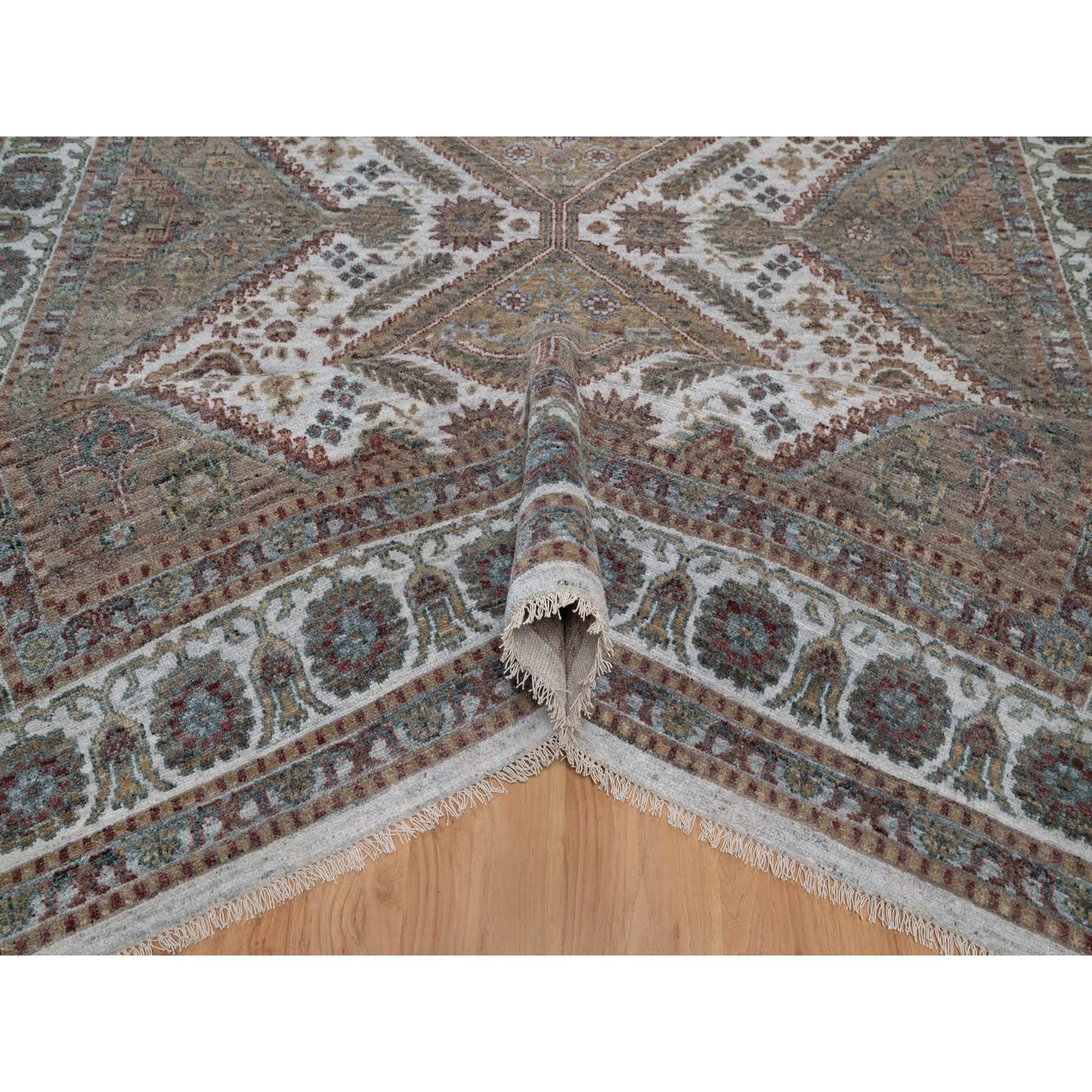 Tissé à la main 8'x10' Ivoire Unique Flower Rosettes Border Design Hand Knots Rugs Pure Wool en vente
