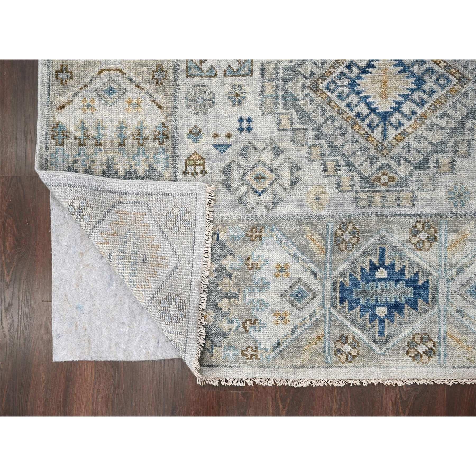 8'x10' Lexicon Weißer handgeknüpfter orientalischer Teppich aus reiner Wolle mit Kazak-Design (Indisch) im Angebot