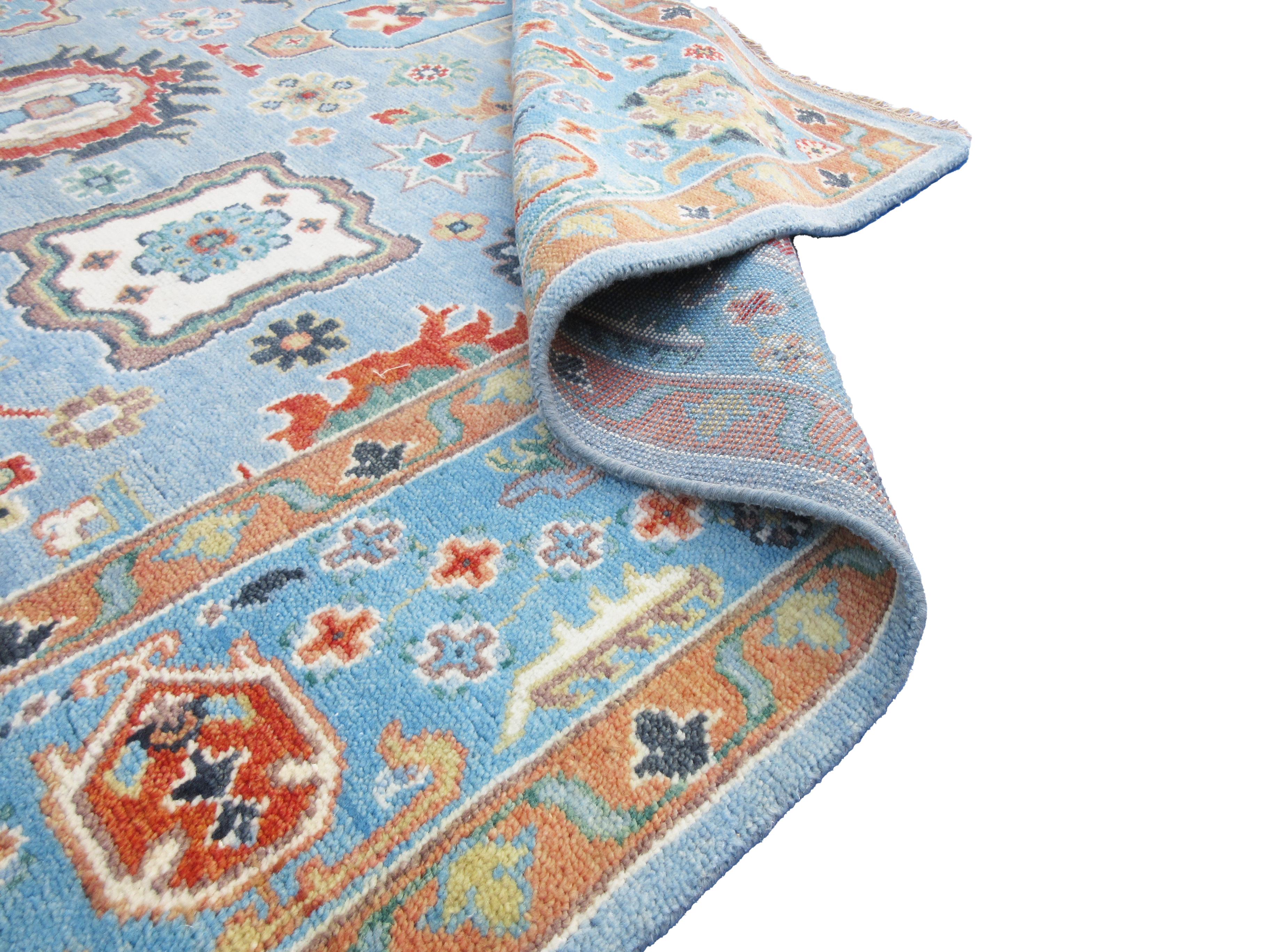 Hellblauer Oushak im Angebot 1